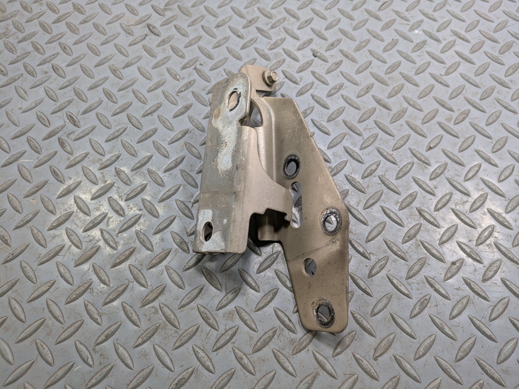 00 - 05 CADILLAC DEVILLE OEM HOOD HINGE SUPPORT BRACKET FRONT LEFT DRIVER SIDE