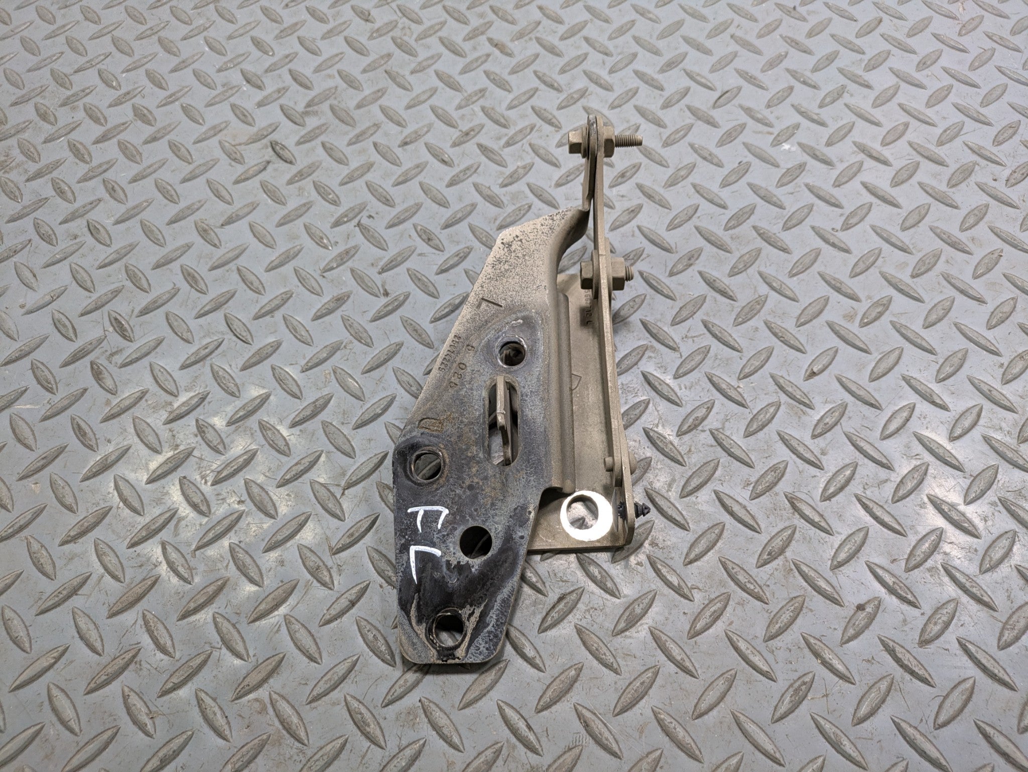 00 - 05 CADILLAC DEVILLE OEM HOOD HINGE SUPPORT BRACKET FRONT LEFT DRIVER SIDE