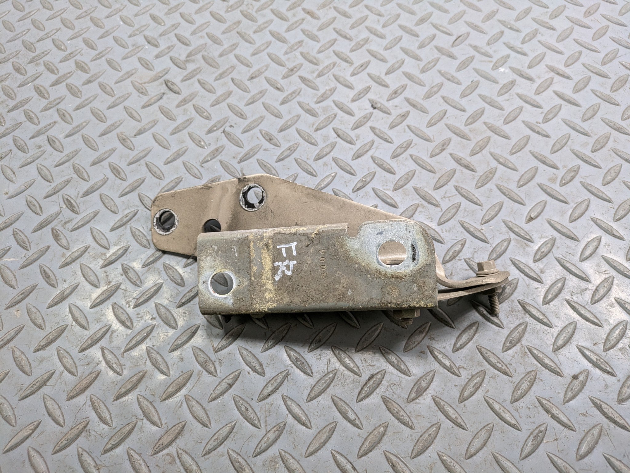 2000 - 2005 CADILLAC DEVILLE OEM HOOD HINGE SUPPORT BRACKET FRONT RIGHT SIDE