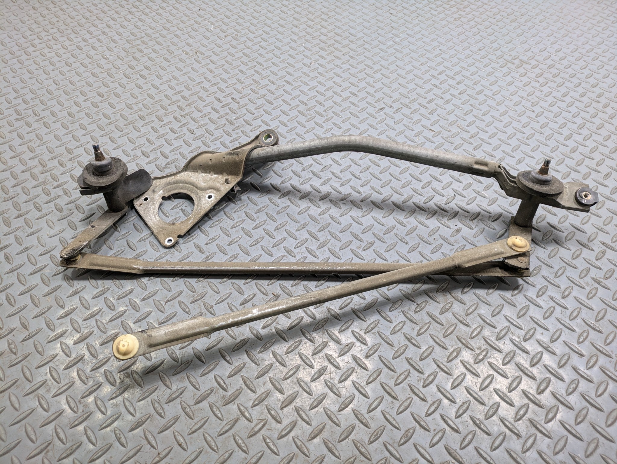 00 - 05 CADILLAC DEVILLE OEM WINDSHIELD WIPER TRANSMISSION LINKAGE WITHOUT MOTOR