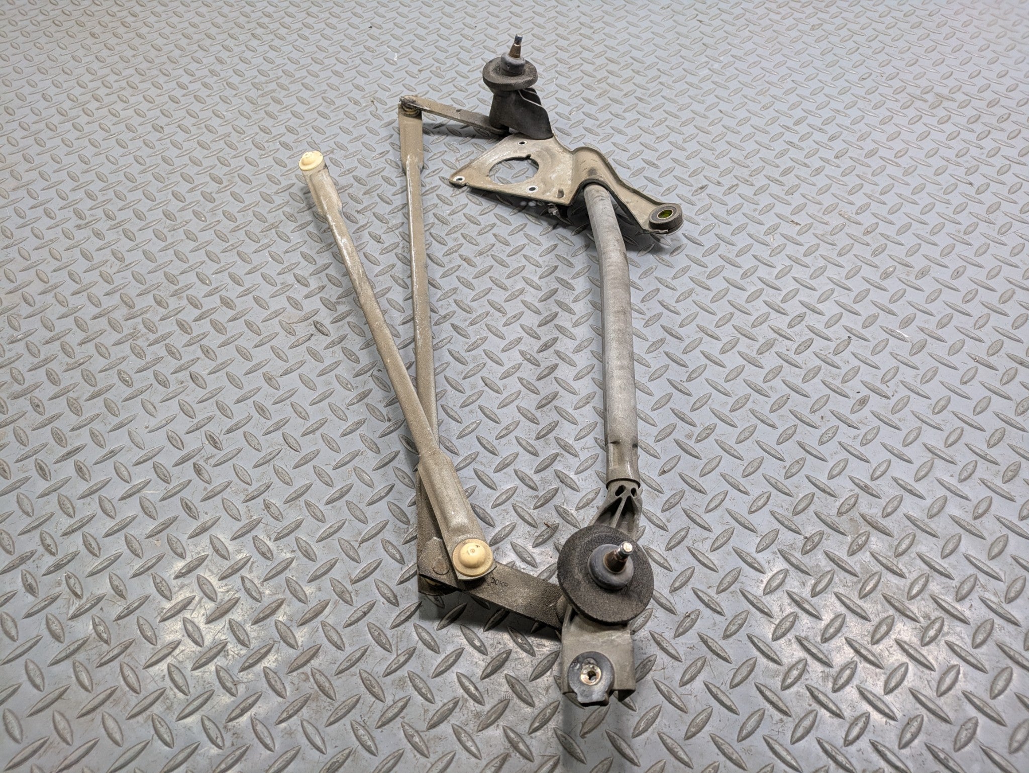 00 - 05 CADILLAC DEVILLE OEM WINDSHIELD WIPER TRANSMISSION LINKAGE WITHOUT MOTOR