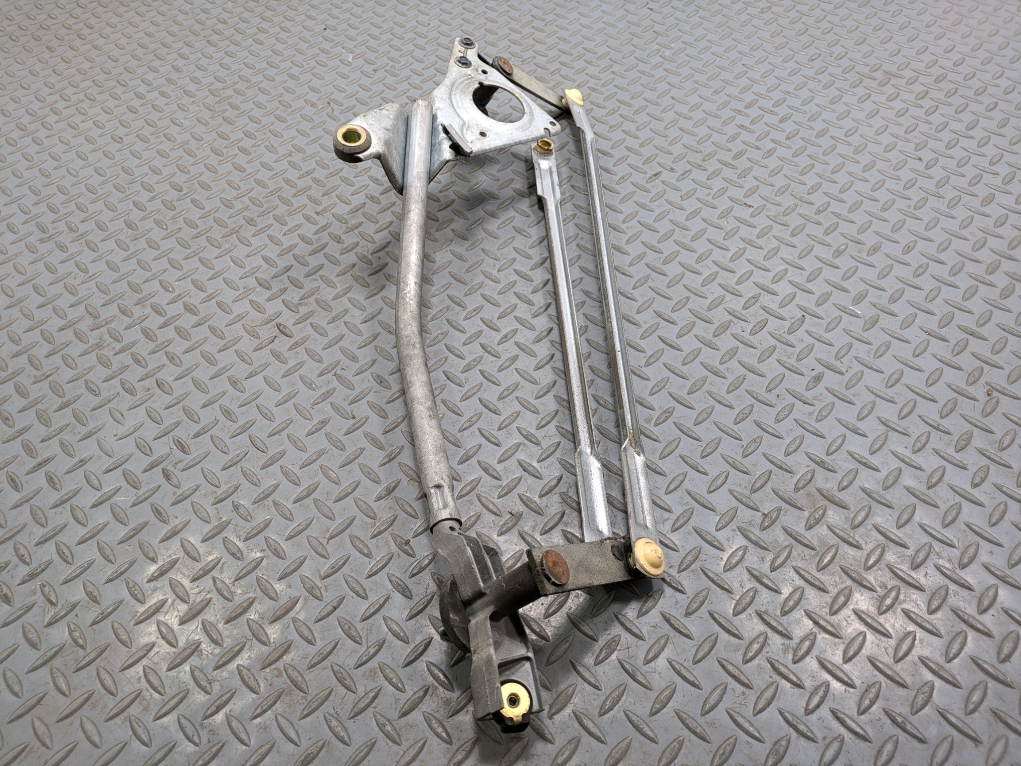 00 - 05 CADILLAC DEVILLE OEM WINDSHIELD WIPER TRANSMISSION LINKAGE WITHOUT MOTOR