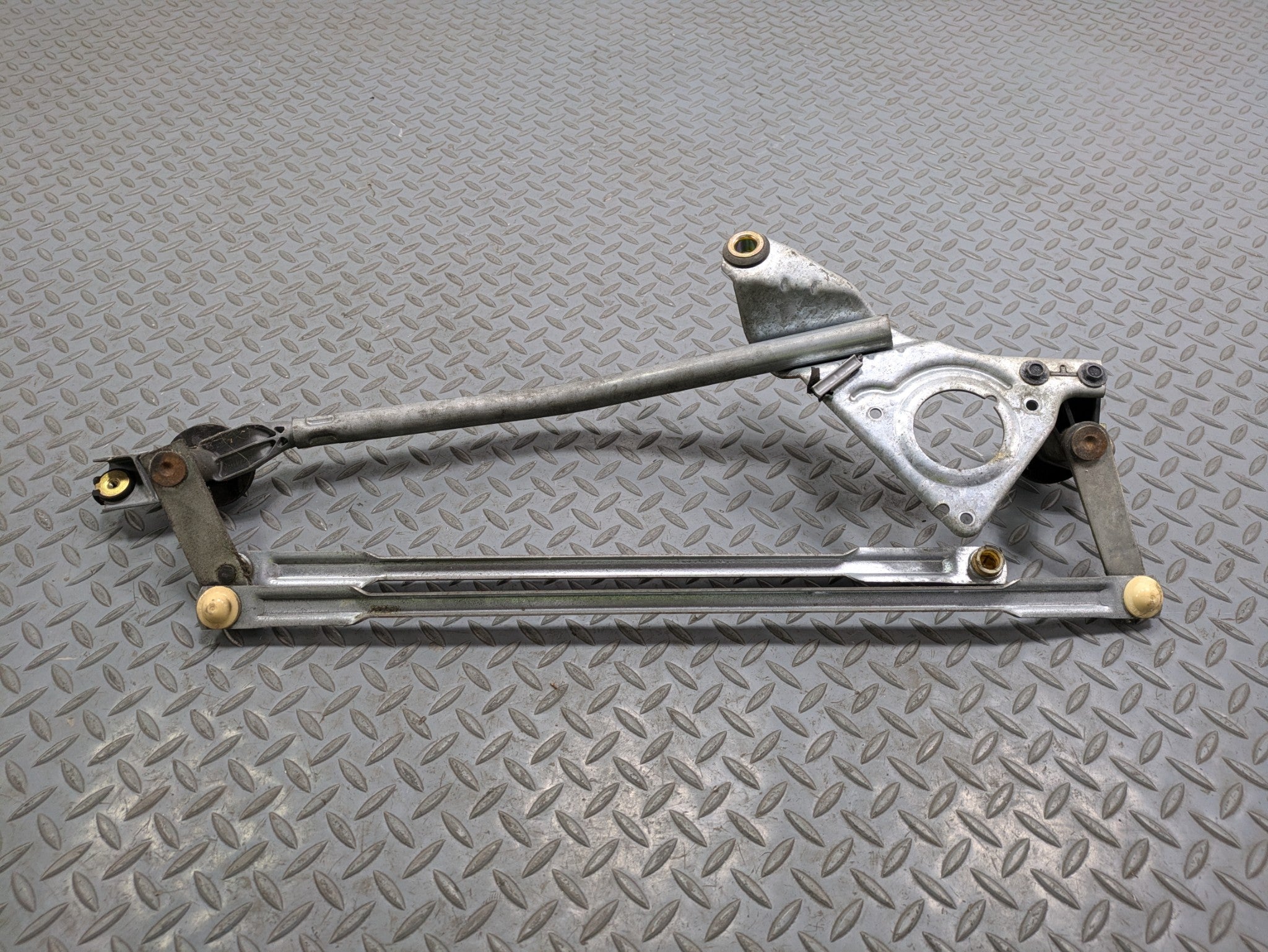 00 - 05 CADILLAC DEVILLE OEM WINDSHIELD WIPER TRANSMISSION LINKAGE WITHOUT MOTOR