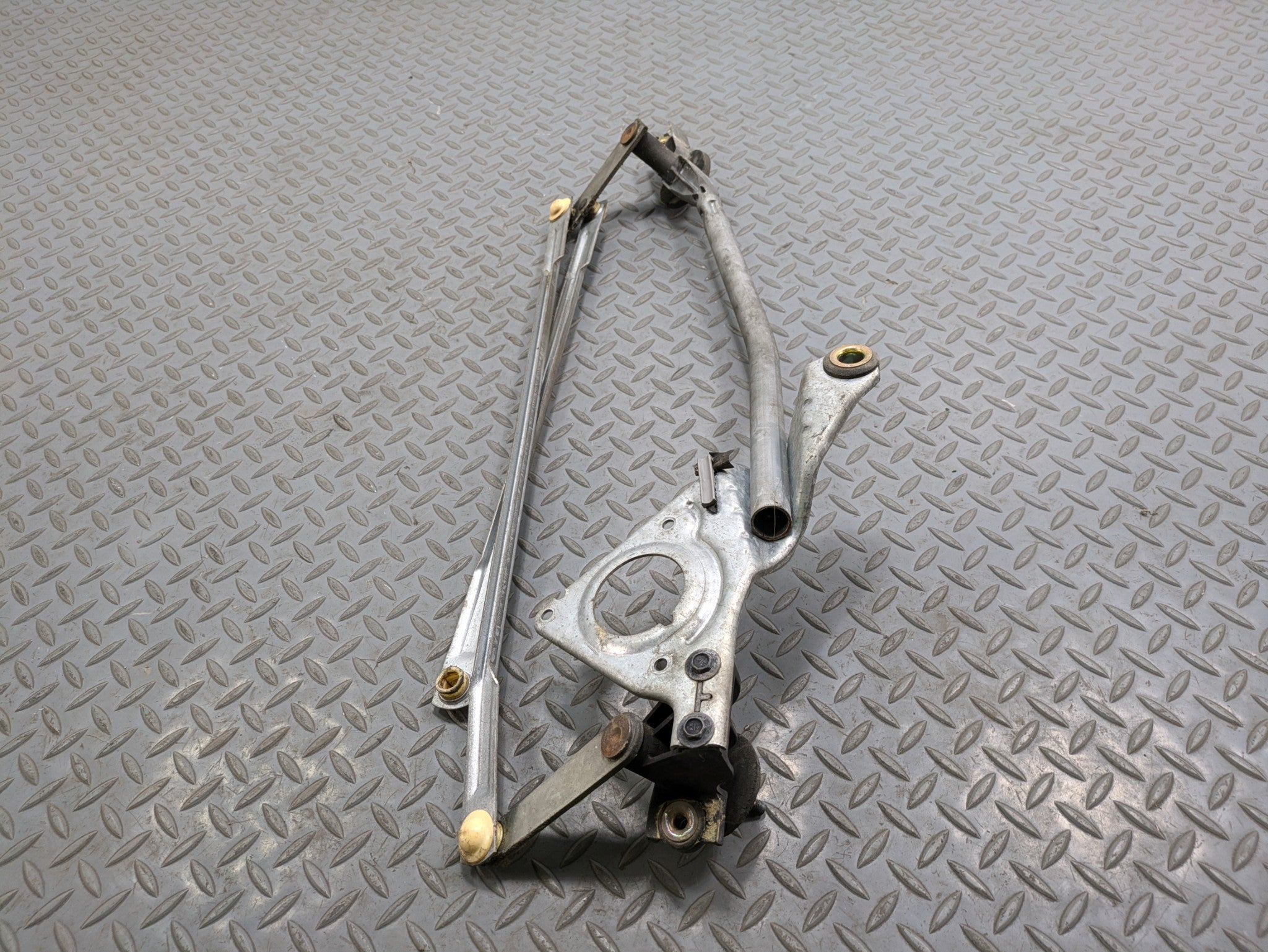 00 - 05 CADILLAC DEVILLE OEM WINDSHIELD WIPER TRANSMISSION LINKAGE WITHOUT MOTOR