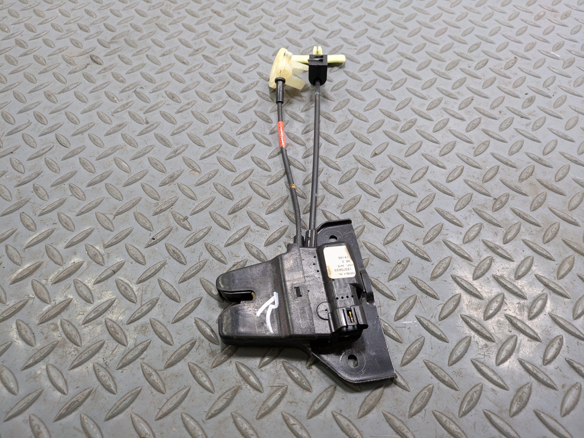 00 - 05 CADILLAC DEVILLE OEM LID LATCH REAR TRUNK LIFTGATE LOCK RELEASE ACTUATOR