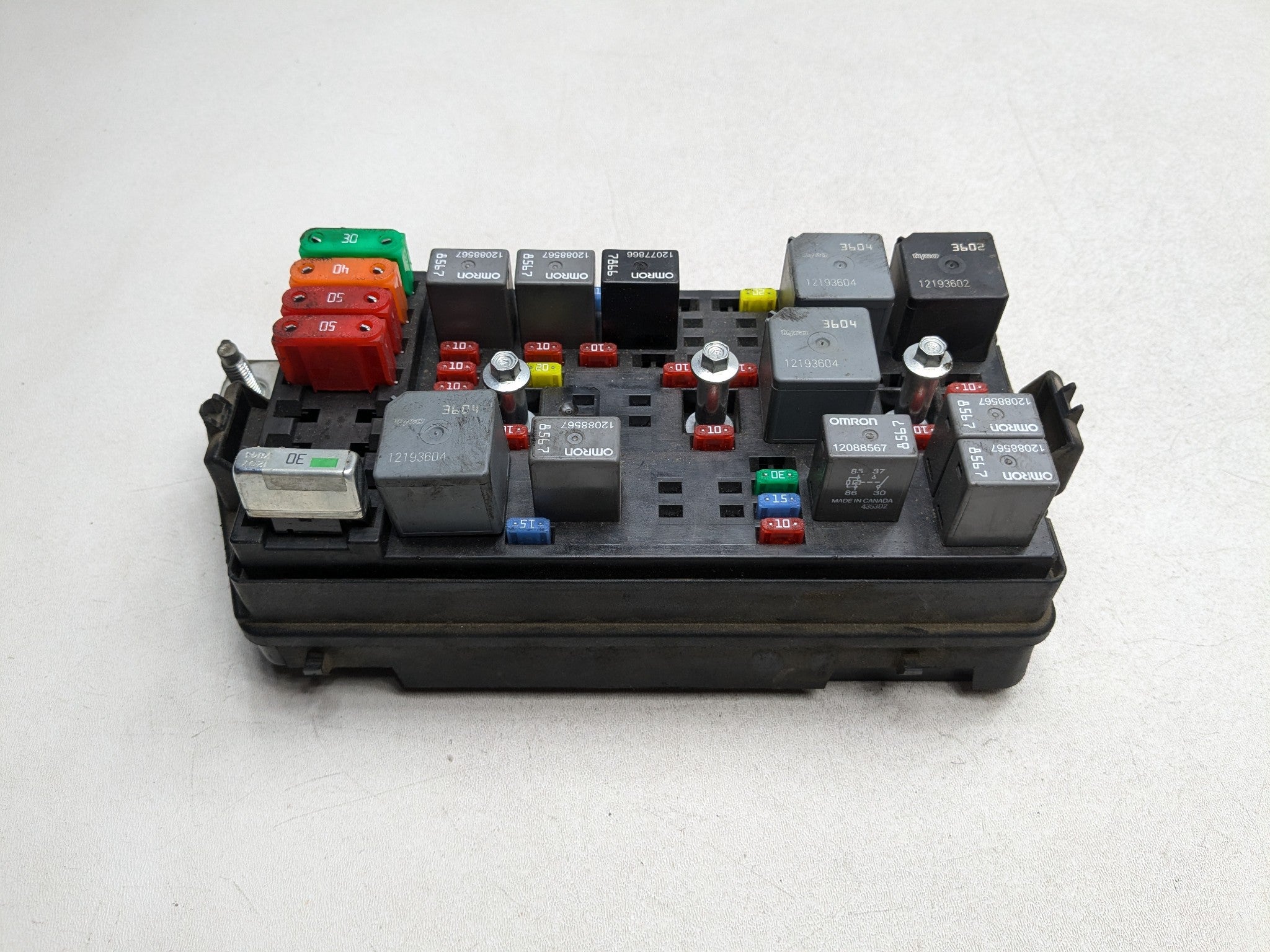 00 - 05 CADILLAC DEVILLE OEM POWER DISTRIBUTION RELAY JUNCTION ENGINE FUSE BOX