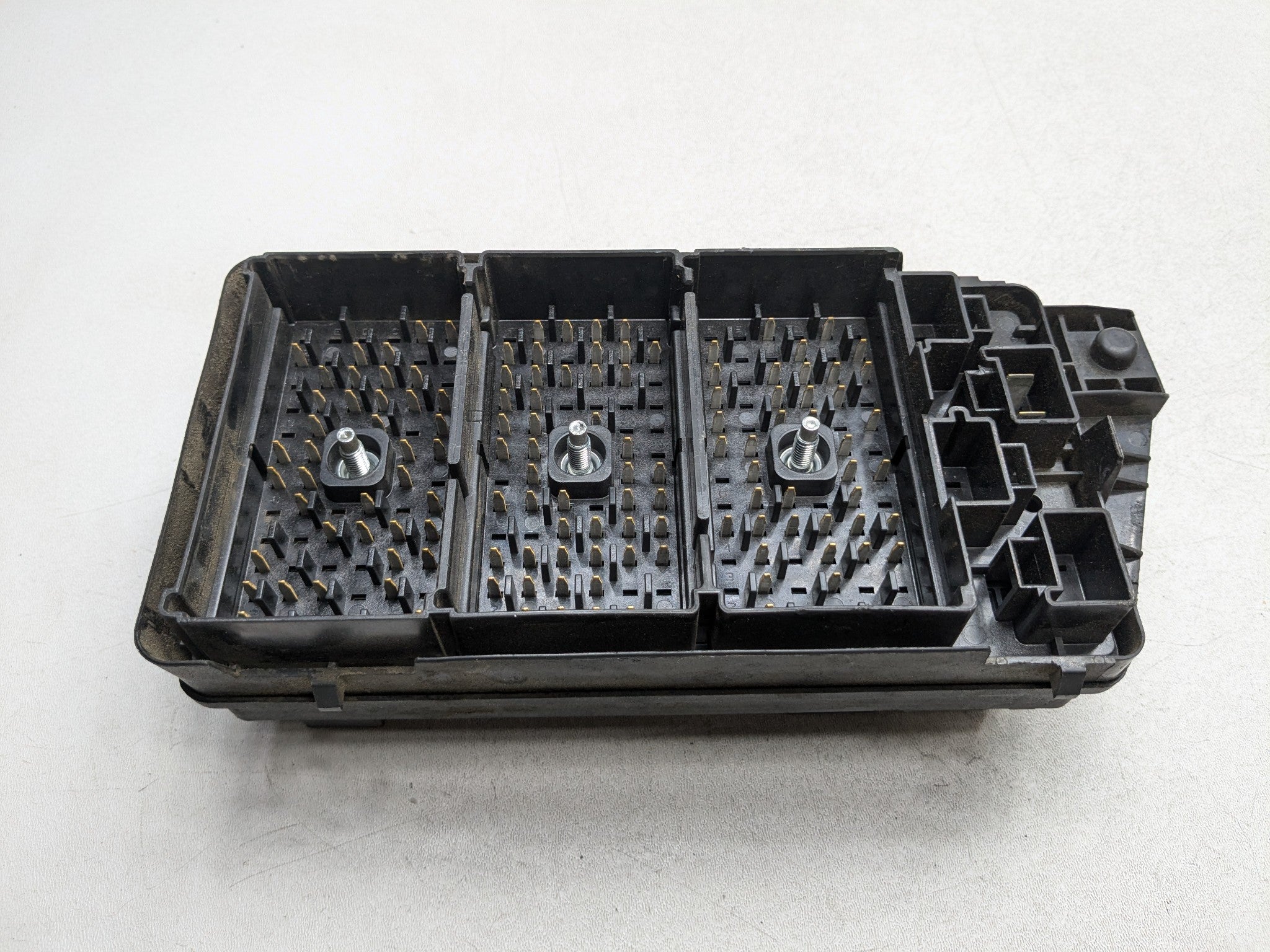 00 - 05 CADILLAC DEVILLE OEM POWER DISTRIBUTION RELAY JUNCTION ENGINE FUSE BOX