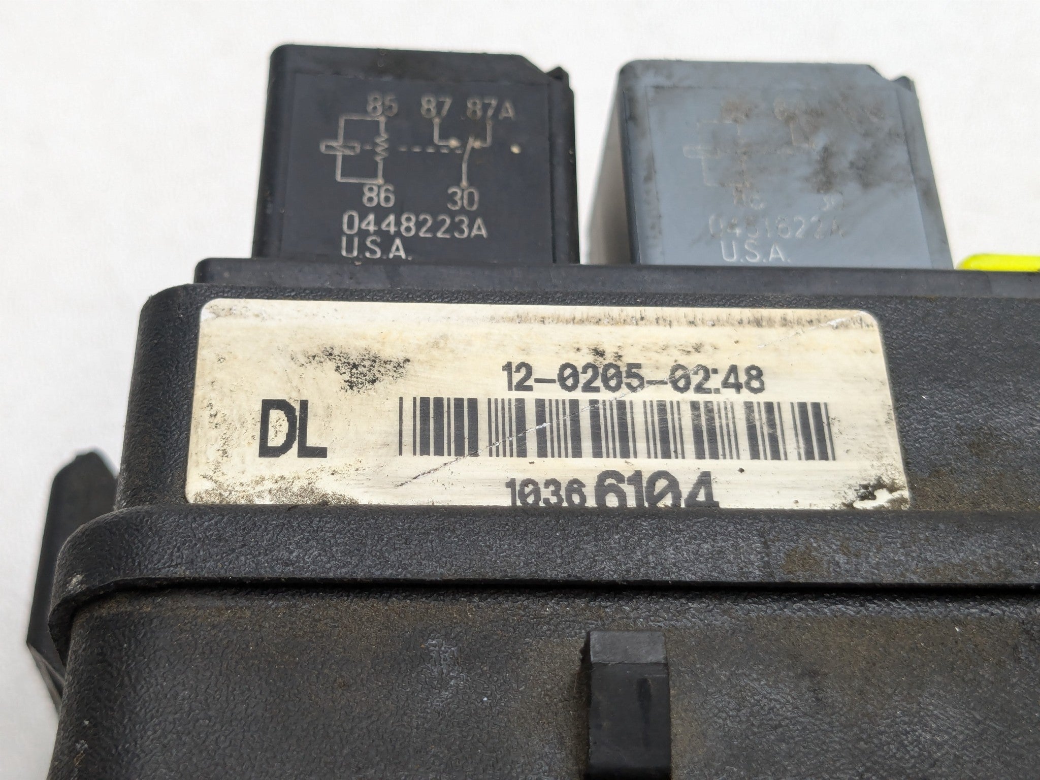 00 - 05 CADILLAC DEVILLE OEM POWER DISTRIBUTION RELAY JUNCTION ENGINE FUSE BOX