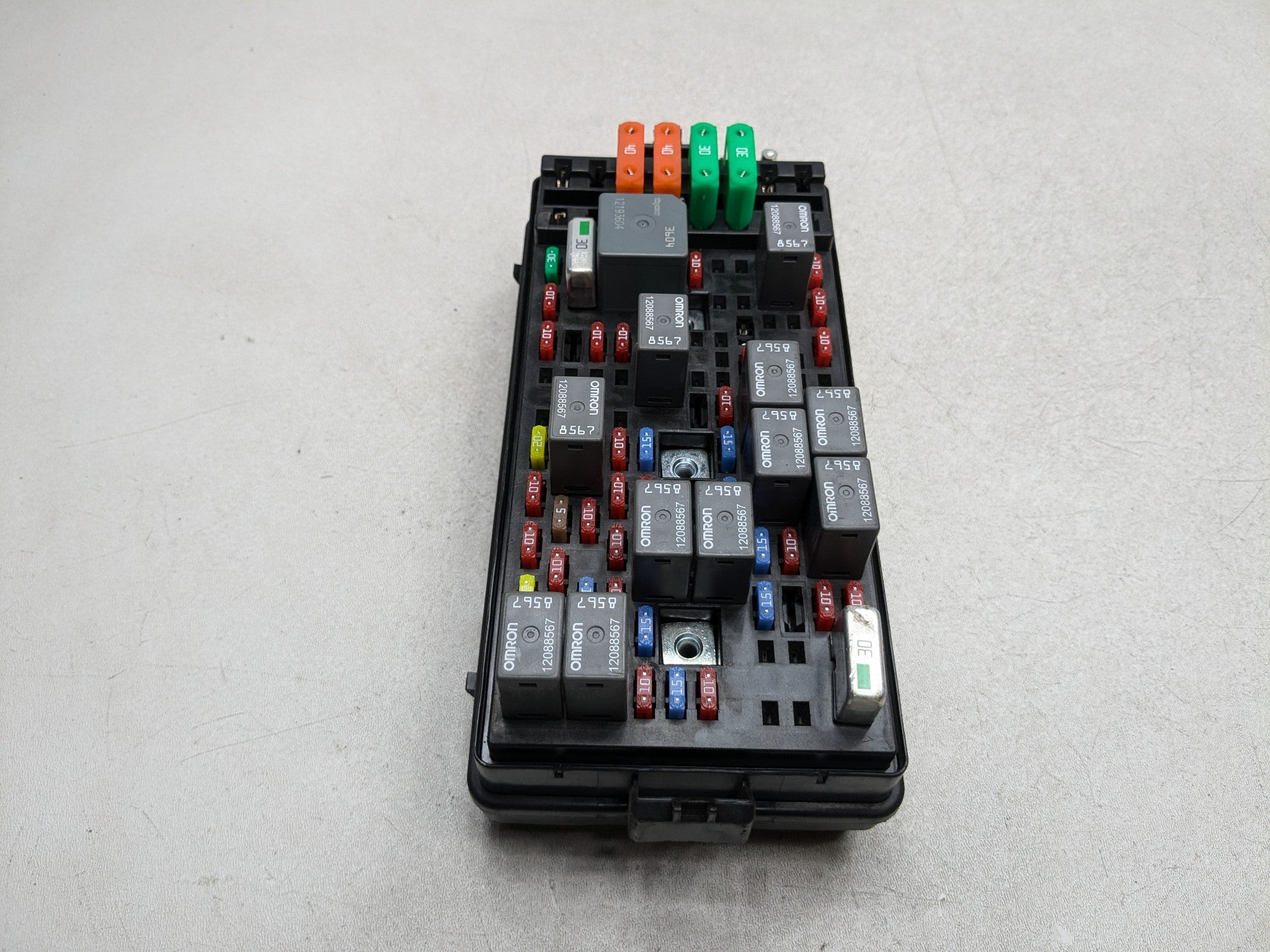 00 - 05 CADILLAC DEVILLE OEM POWER DISTRIBUTION RELAY JUNCTION CABIN FUSE BOX