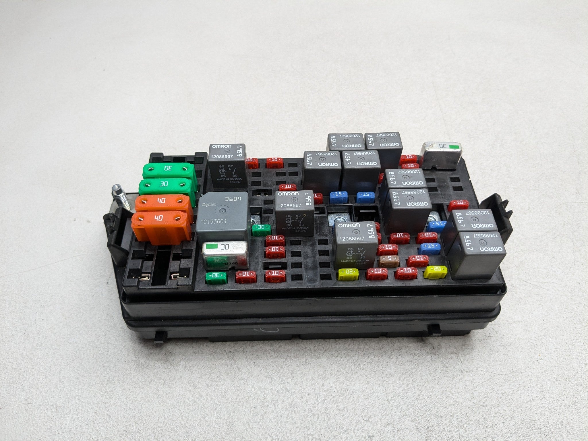 00 - 05 CADILLAC DEVILLE OEM POWER DISTRIBUTION RELAY JUNCTION CABIN FUSE BOX