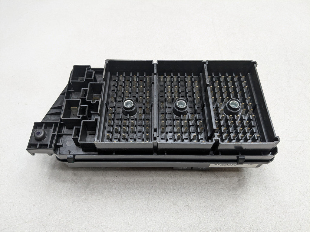 00 - 05 CADILLAC DEVILLE OEM POWER DISTRIBUTION RELAY JUNCTION CABIN FUSE BOX