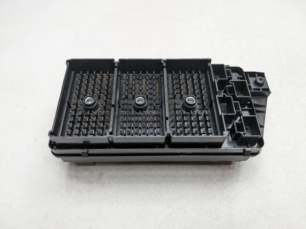 00 - 05 CADILLAC DEVILLE OEM POWER DISTRIBUTION RELAY JUNCTION CABIN FUSE BOX