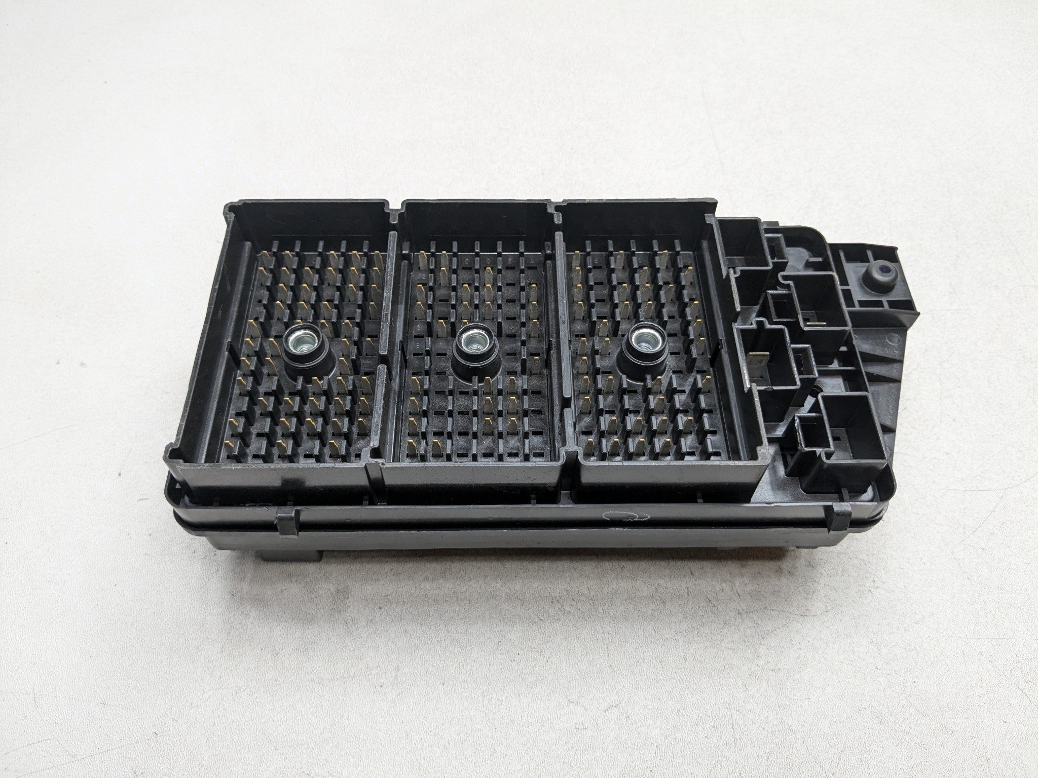 00 - 05 CADILLAC DEVILLE OEM POWER DISTRIBUTION RELAY JUNCTION CABIN FUSE BOX