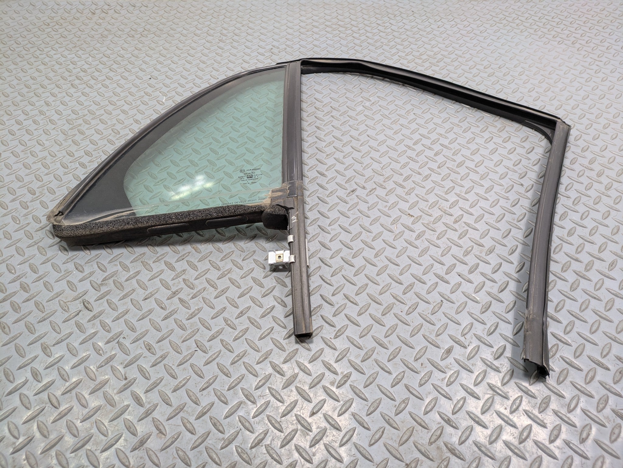 00 - 05 CADILLAC DEVILLE OEM QUARTER VENT GLASS WINDOW REAR RIGHT PASSENGER SIDE
