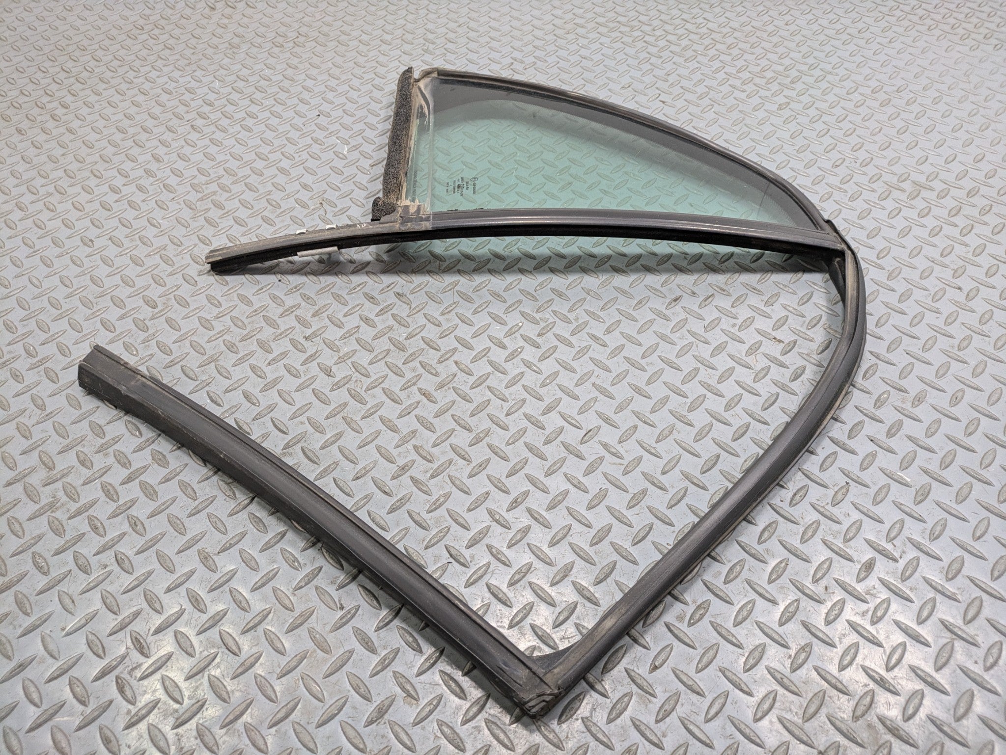 00 - 05 CADILLAC DEVILLE OEM QUARTER VENT GLASS WINDOW REAR RIGHT PASSENGER SIDE