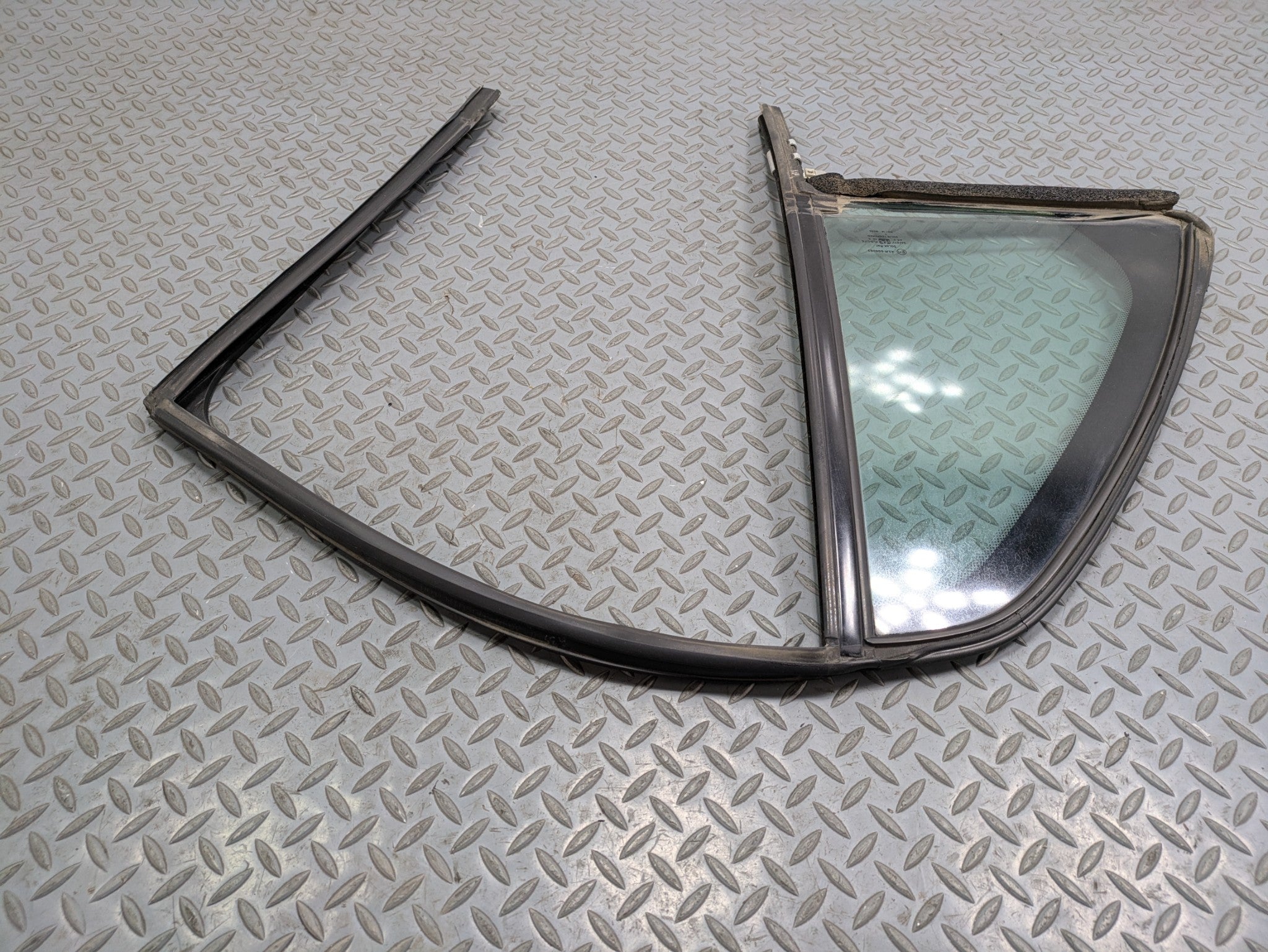 00 - 05 CADILLAC DEVILLE OEM QUARTER VENT GLASS WINDOW REAR RIGHT PASSENGER SIDE