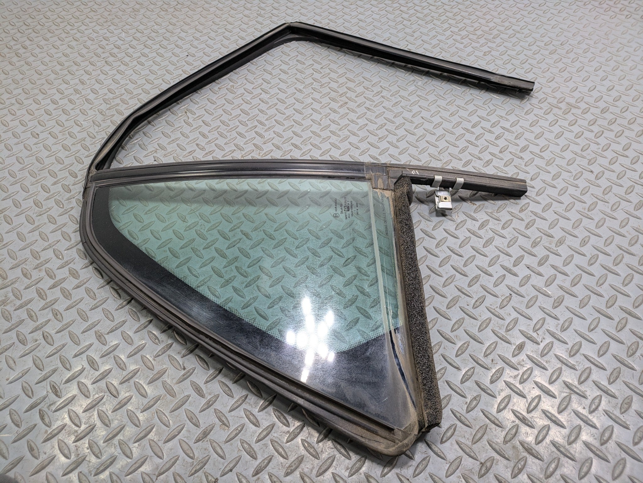 00 - 05 CADILLAC DEVILLE OEM QUARTER VENT GLASS WINDOW REAR RIGHT PASSENGER SIDE