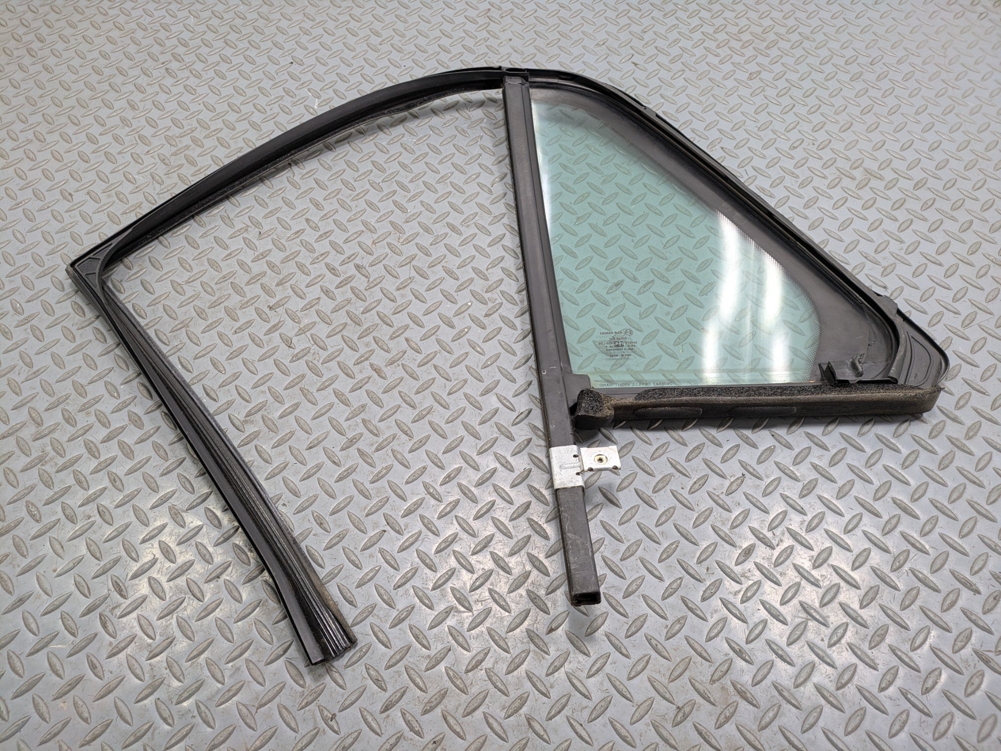 00 - 05 CADILLAC DEVILLE OEM QUARTER VENT GLASS WINDOW REAR RIGHT PASSENGER SIDE