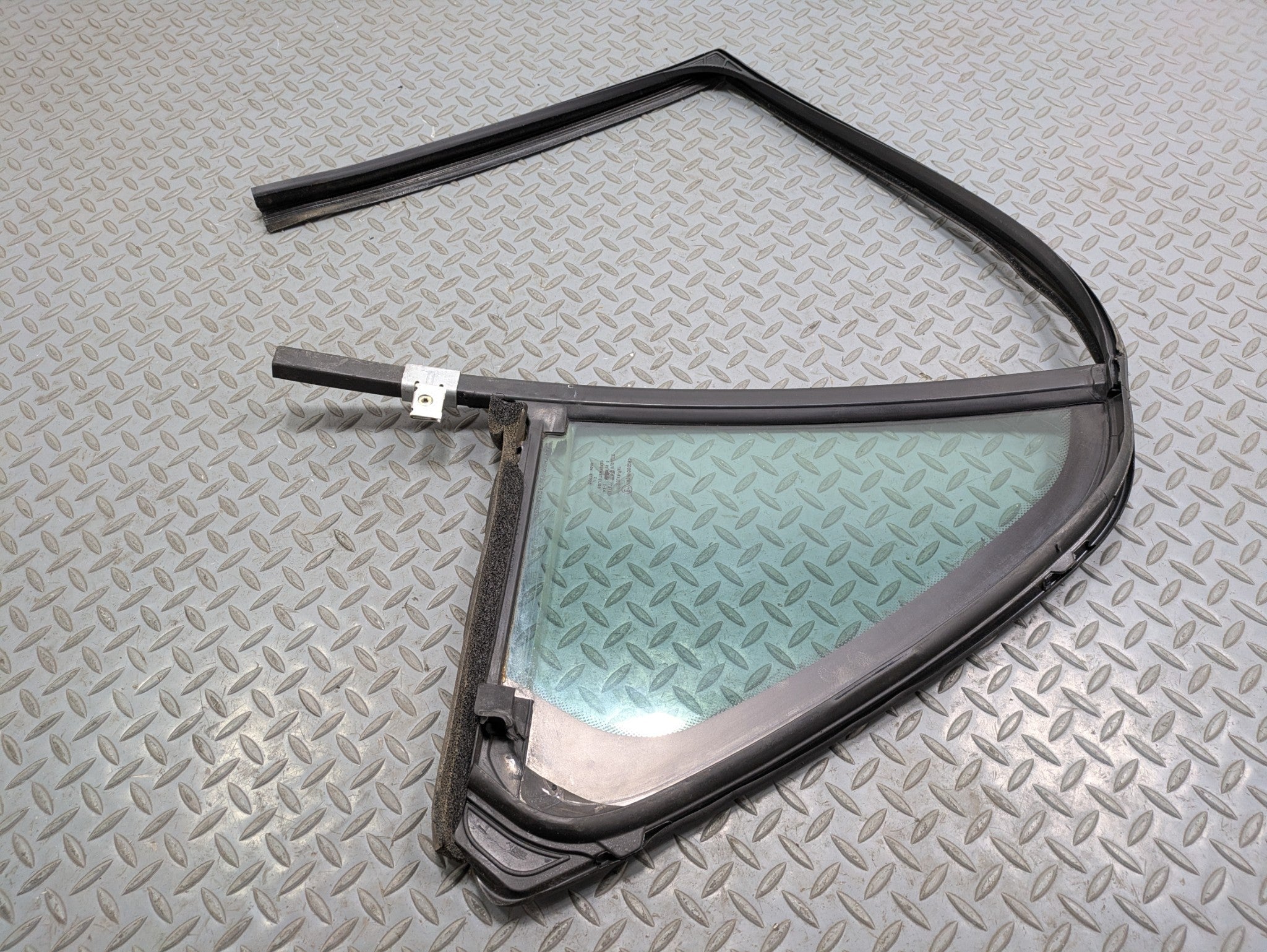 00 - 05 CADILLAC DEVILLE OEM QUARTER VENT GLASS WINDOW REAR RIGHT PASSENGER SIDE