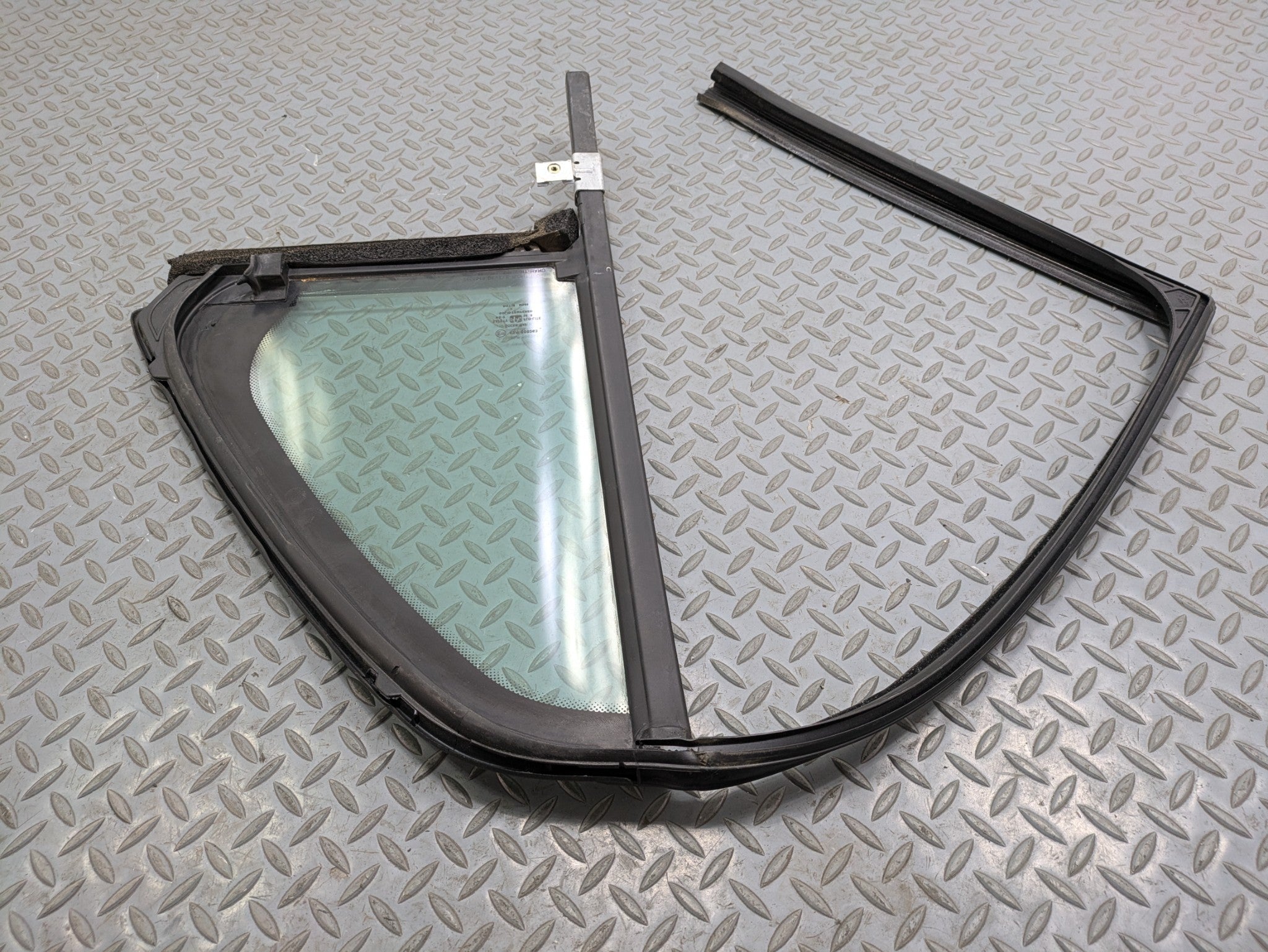 00 - 05 CADILLAC DEVILLE OEM QUARTER VENT GLASS WINDOW REAR RIGHT PASSENGER SIDE