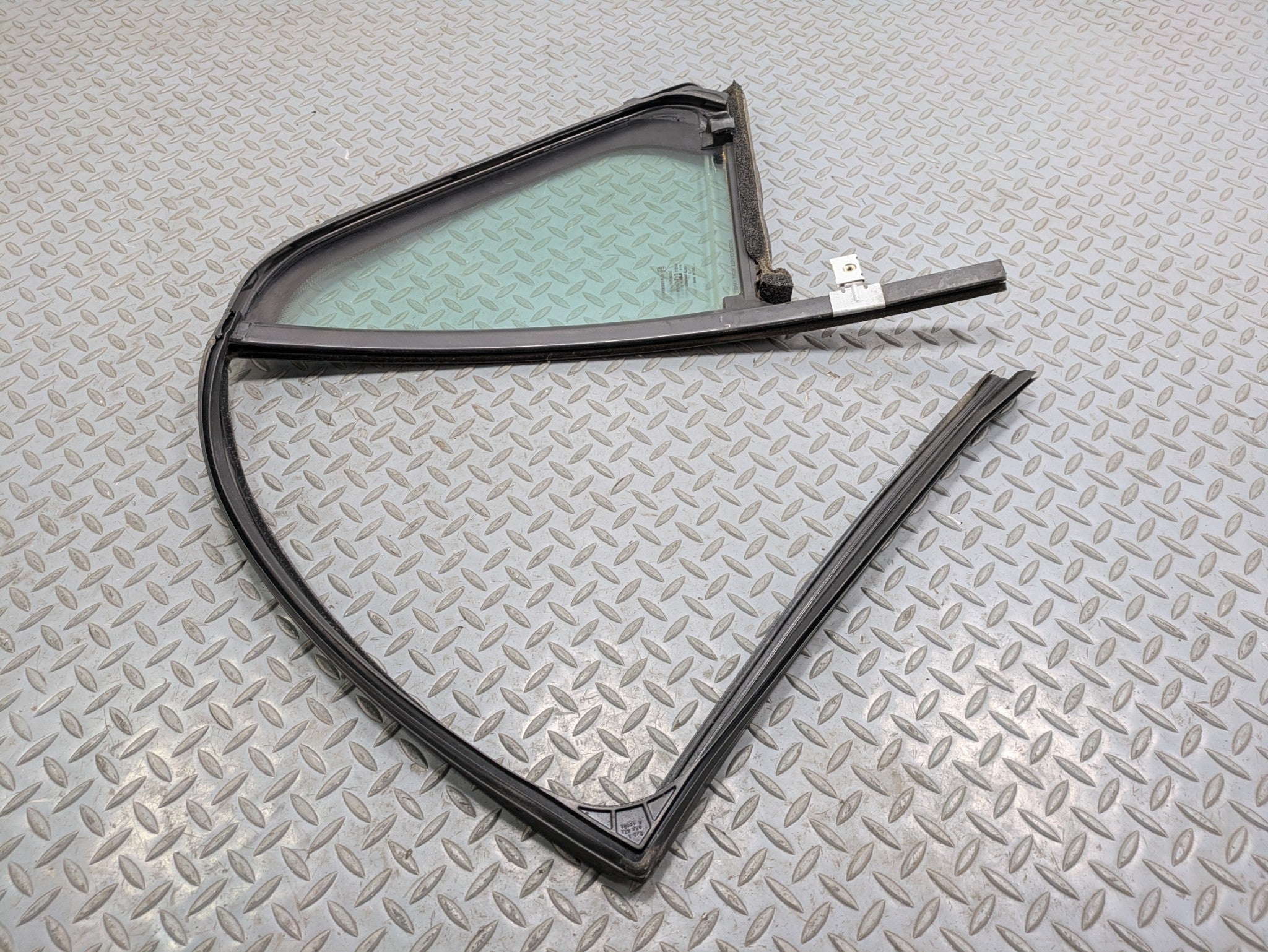 00 - 05 CADILLAC DEVILLE OEM QUARTER VENT GLASS WINDOW REAR RIGHT PASSENGER SIDE