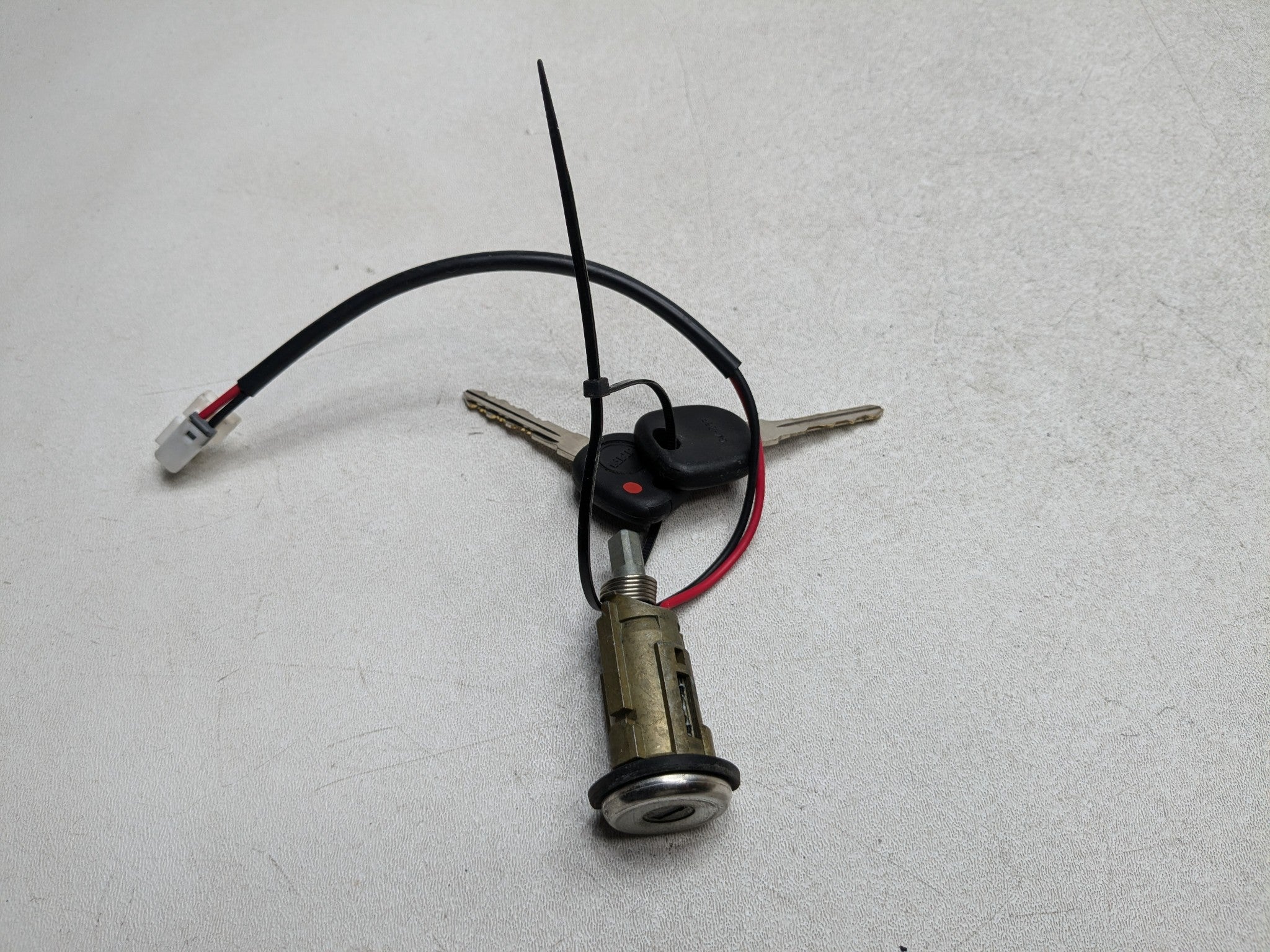 2000 - 2005 CADILLAC DEVILLE OEM IGNITION LOCK CYLINDER WITH KEY