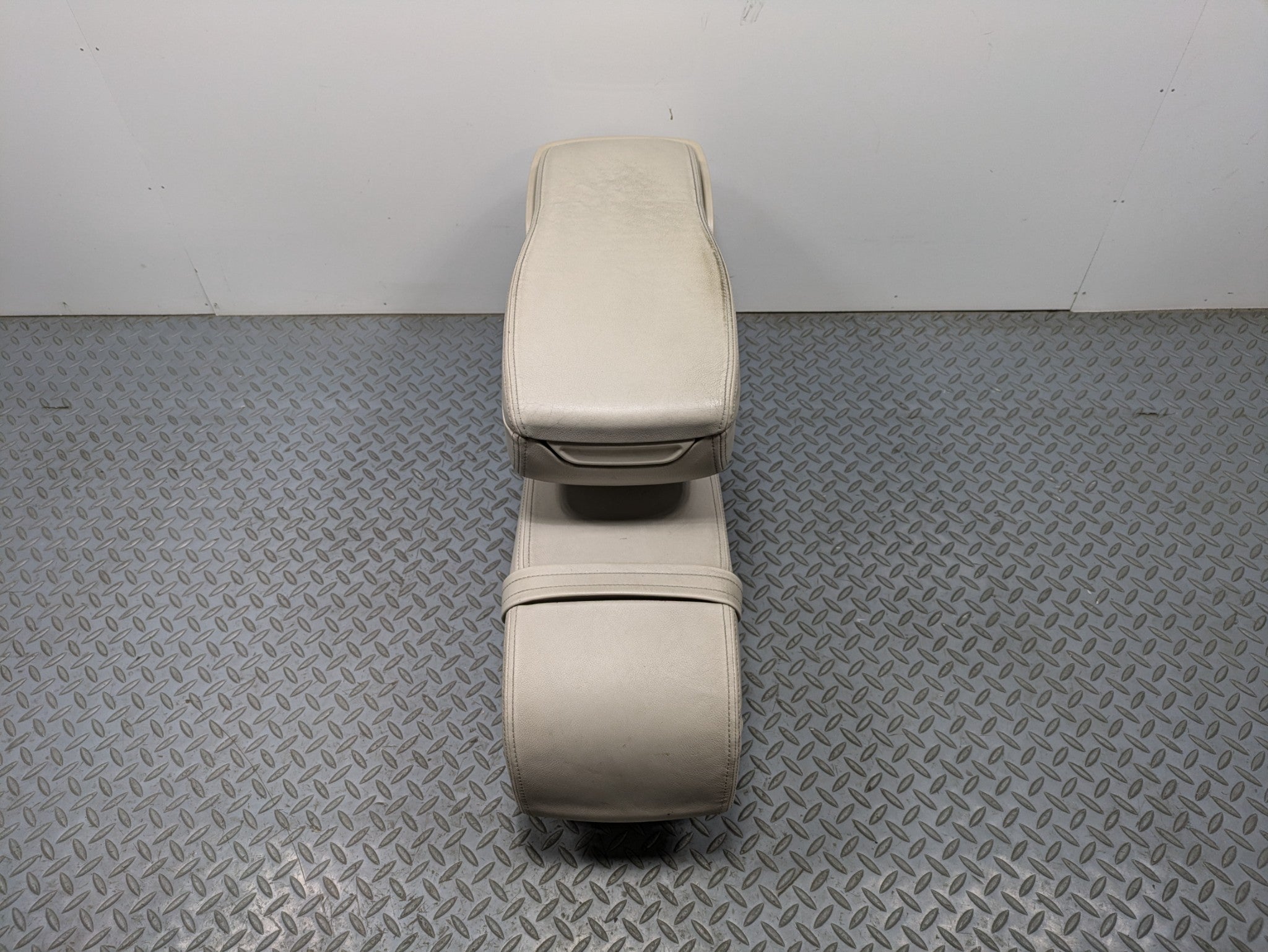 00 - 05 CADILLAC DEVILLE OEM ARMREST CENTER CONSOLE STORAGE COMPARTMENT FRONT