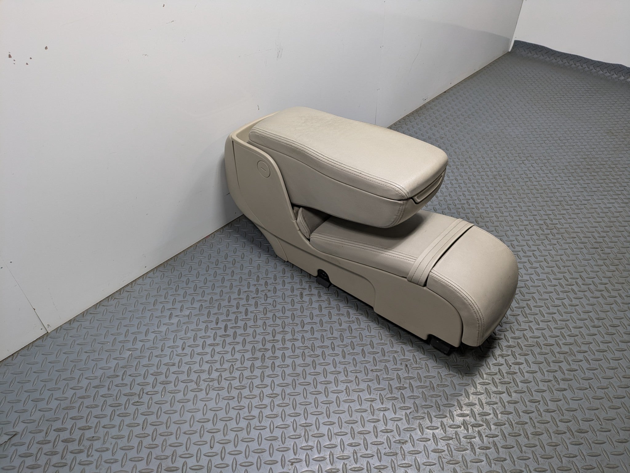 00 - 05 CADILLAC DEVILLE OEM ARMREST CENTER CONSOLE STORAGE COMPARTMENT FRONT