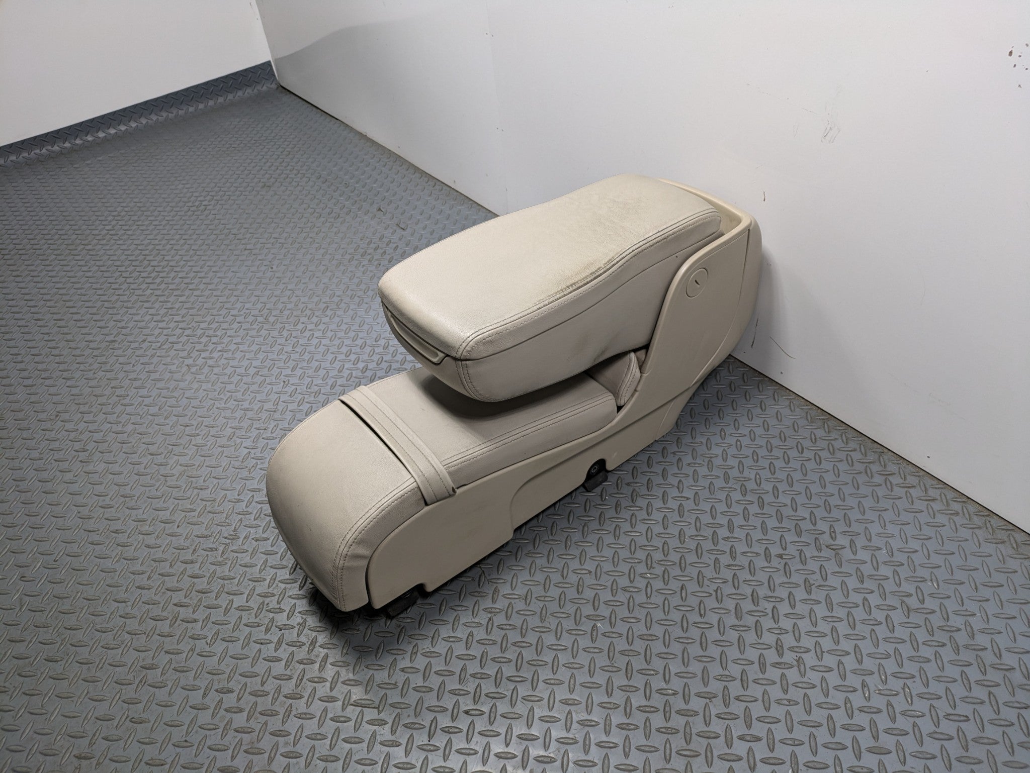 00 - 05 CADILLAC DEVILLE OEM ARMREST CENTER CONSOLE STORAGE COMPARTMENT FRONT