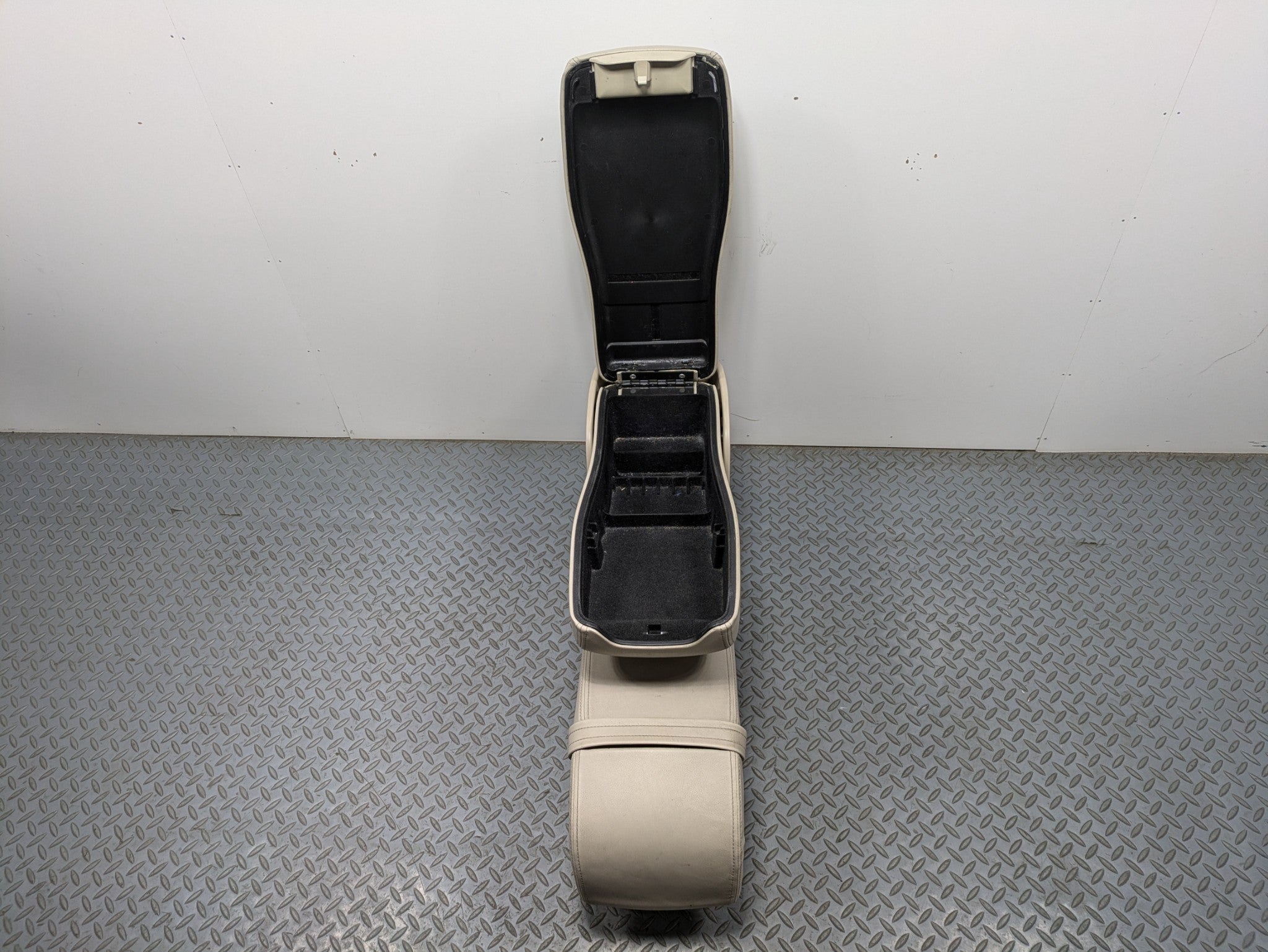 00 - 05 CADILLAC DEVILLE OEM ARMREST CENTER CONSOLE STORAGE COMPARTMENT FRONT