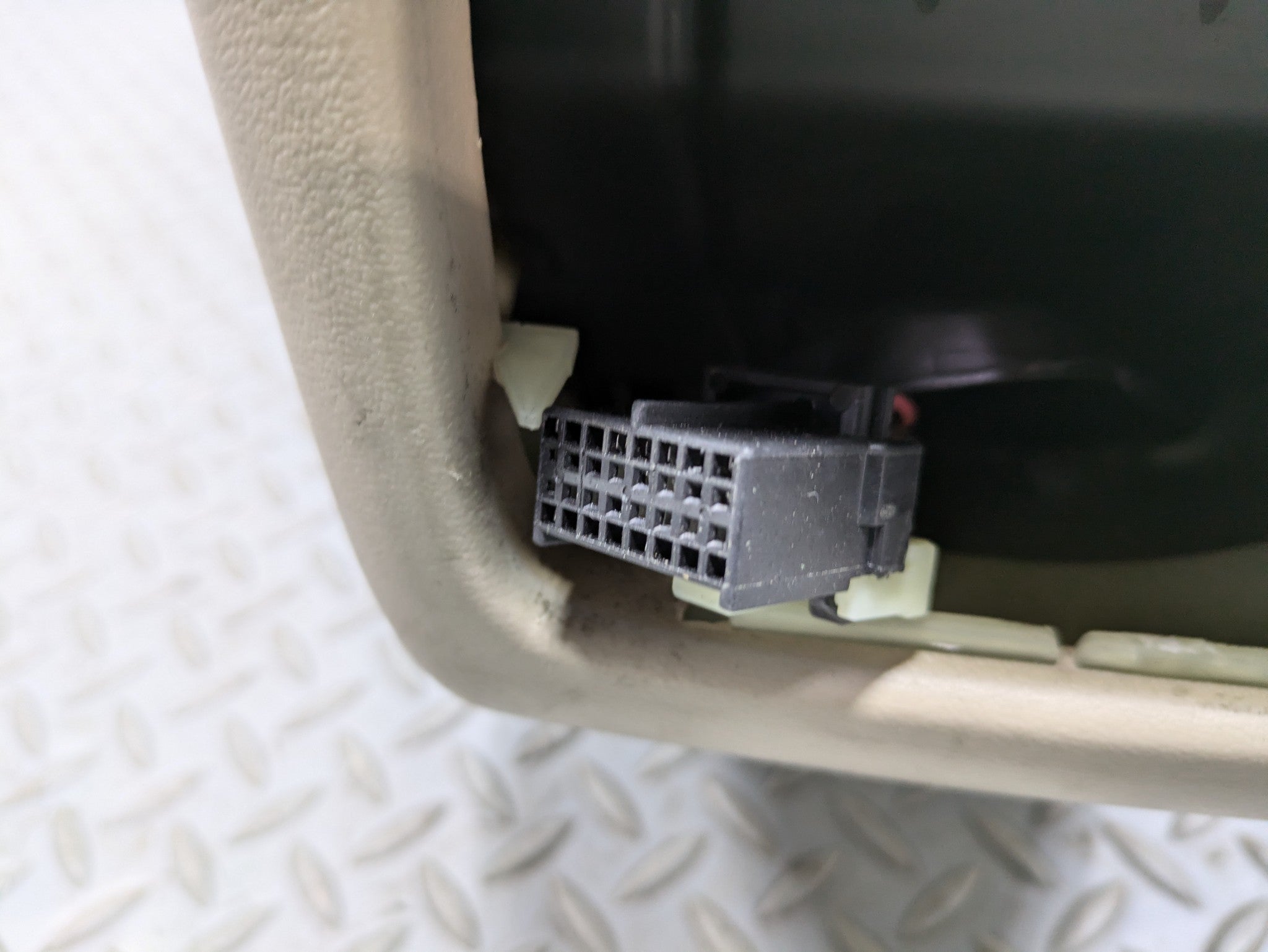 00 - 05 CADILLAC DEVILLE OEM ARMREST CENTER CONSOLE STORAGE COMPARTMENT FRONT