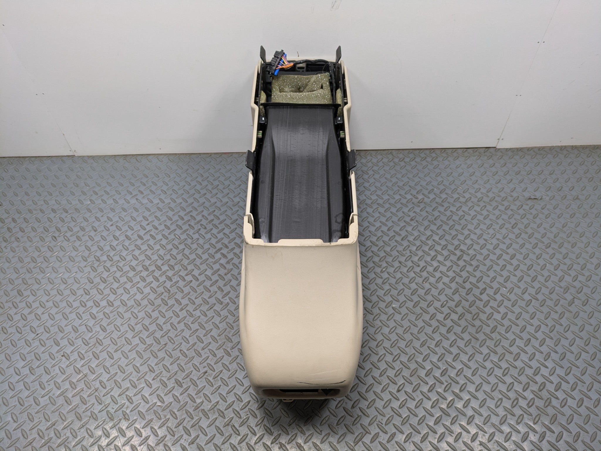 00 - 05 CADILLAC DEVILLE OEM ARMREST CENTER CONSOLE STORAGE COMPARTMENT FRONT