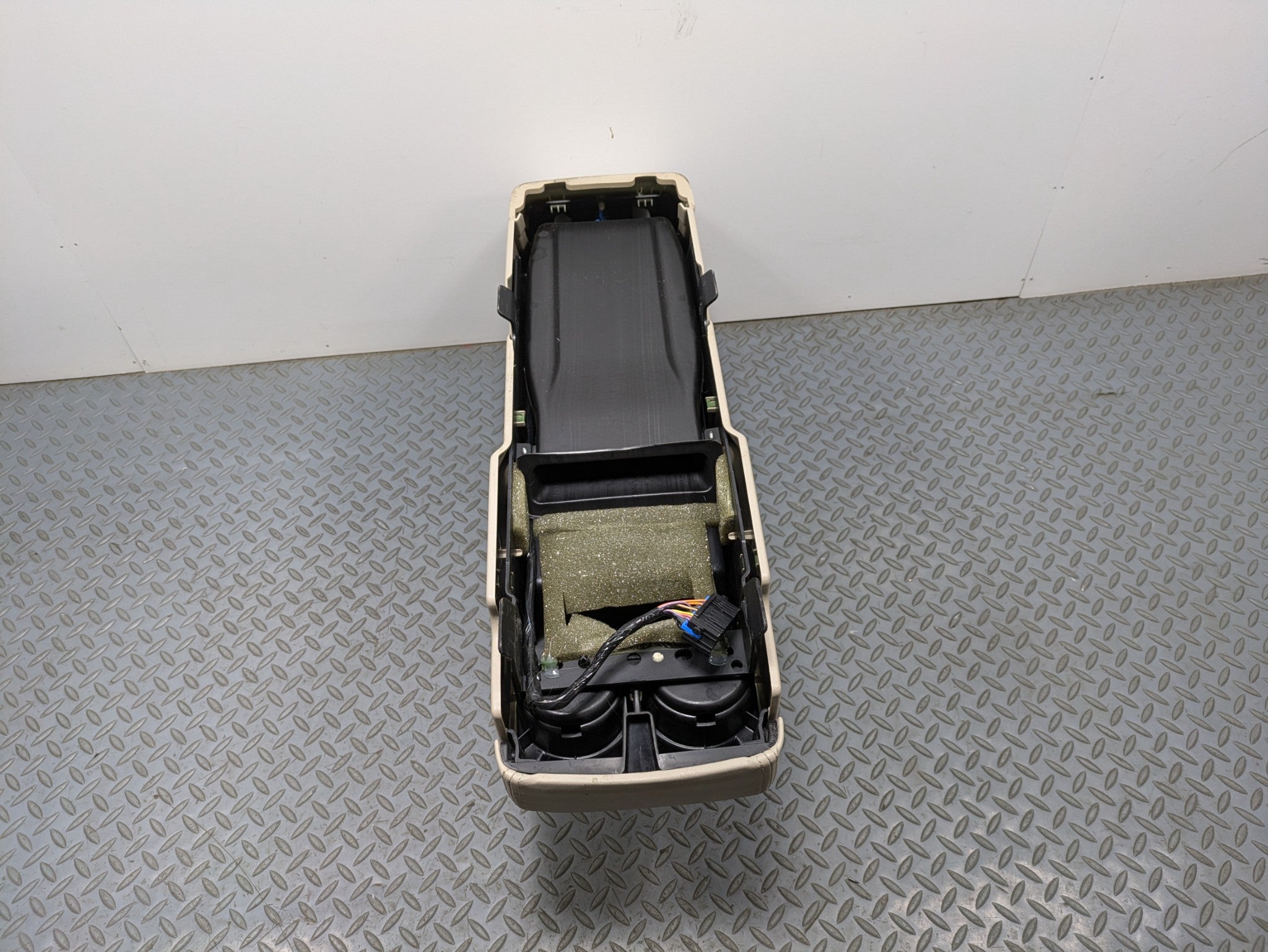 00 - 05 CADILLAC DEVILLE OEM ARMREST CENTER CONSOLE STORAGE COMPARTMENT FRONT