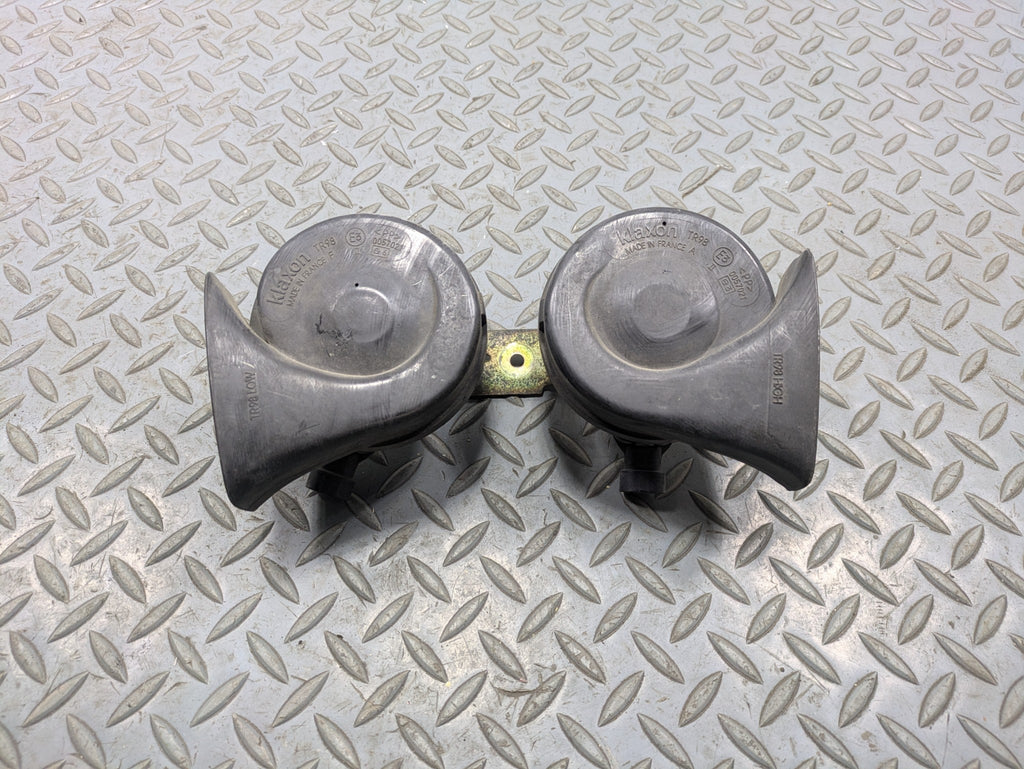 00 - 05 CADILLAC DEVILLE OEM LOW AND HIGH TONE PITCH NOTE SIGNAL HORN SET OF 2