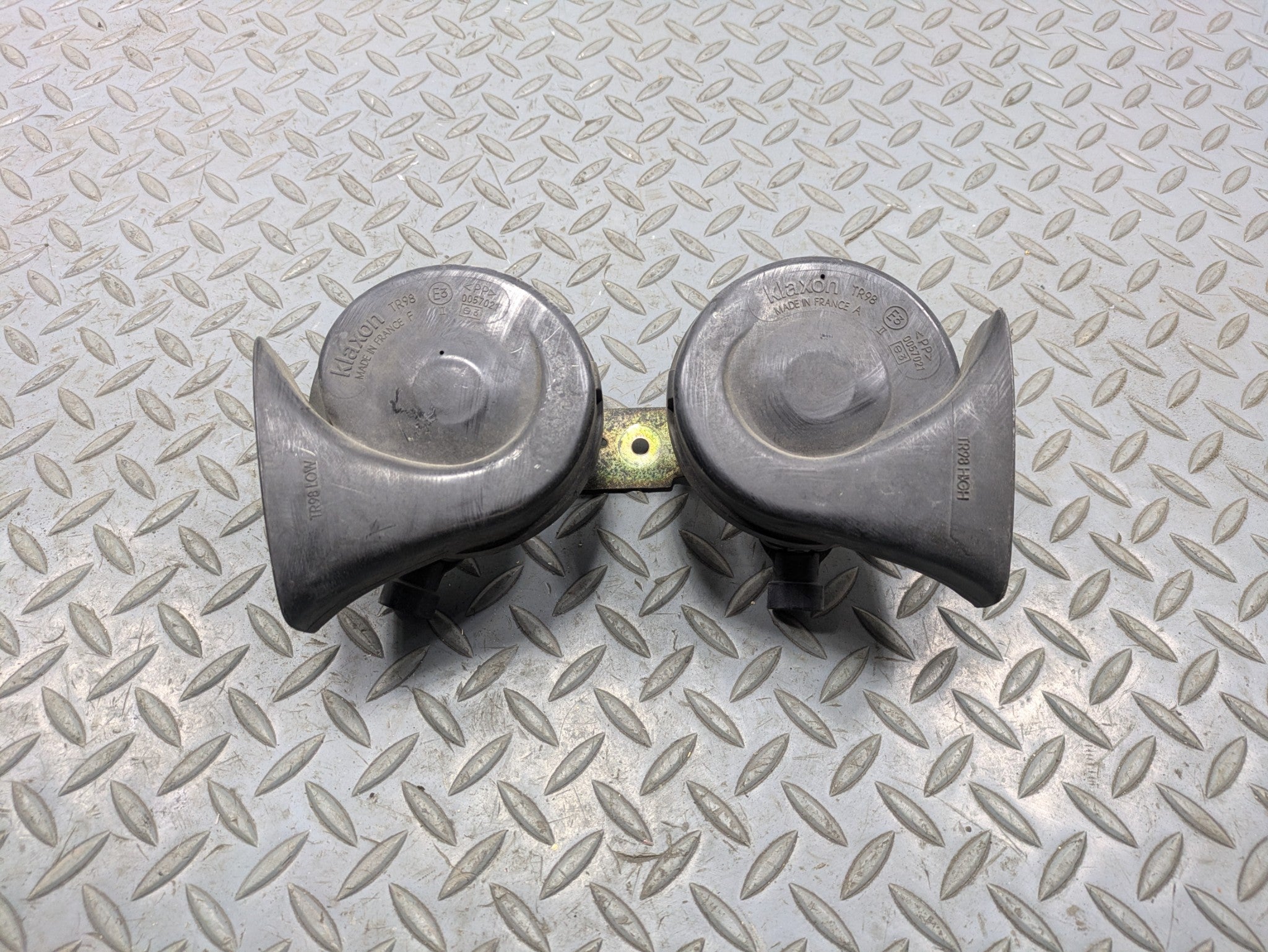 00 - 05 CADILLAC DEVILLE OEM LOW AND HIGH TONE PITCH NOTE SIGNAL HORN SET OF 2