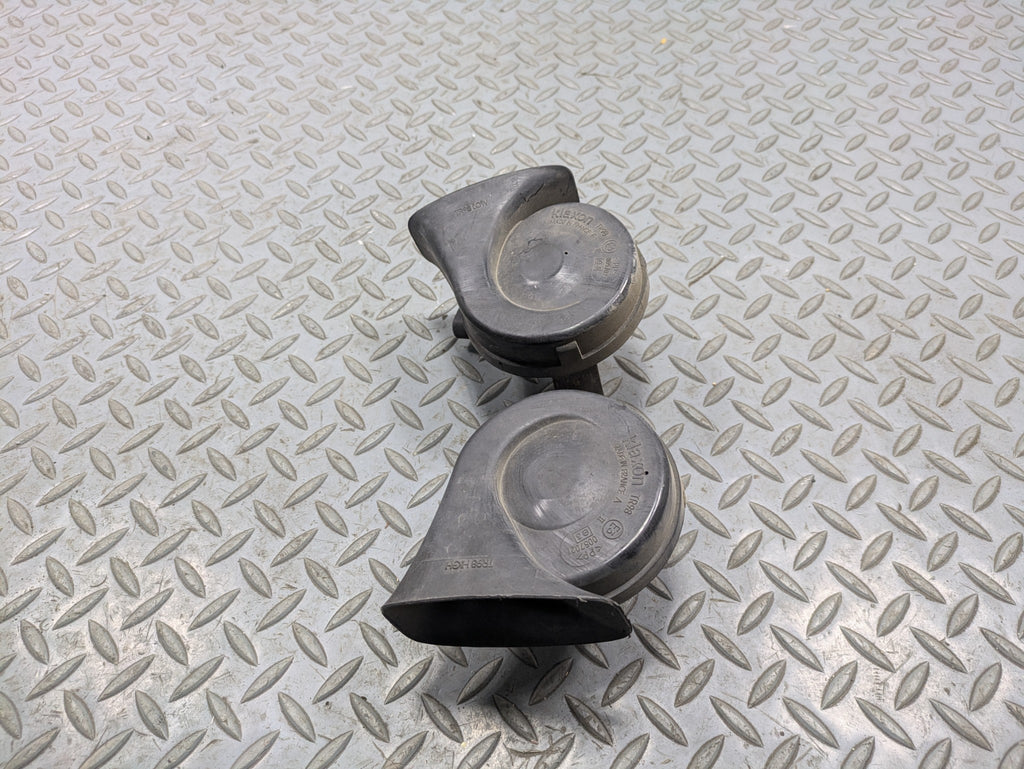00 - 05 CADILLAC DEVILLE OEM LOW AND HIGH TONE PITCH NOTE SIGNAL HORN SET OF 2