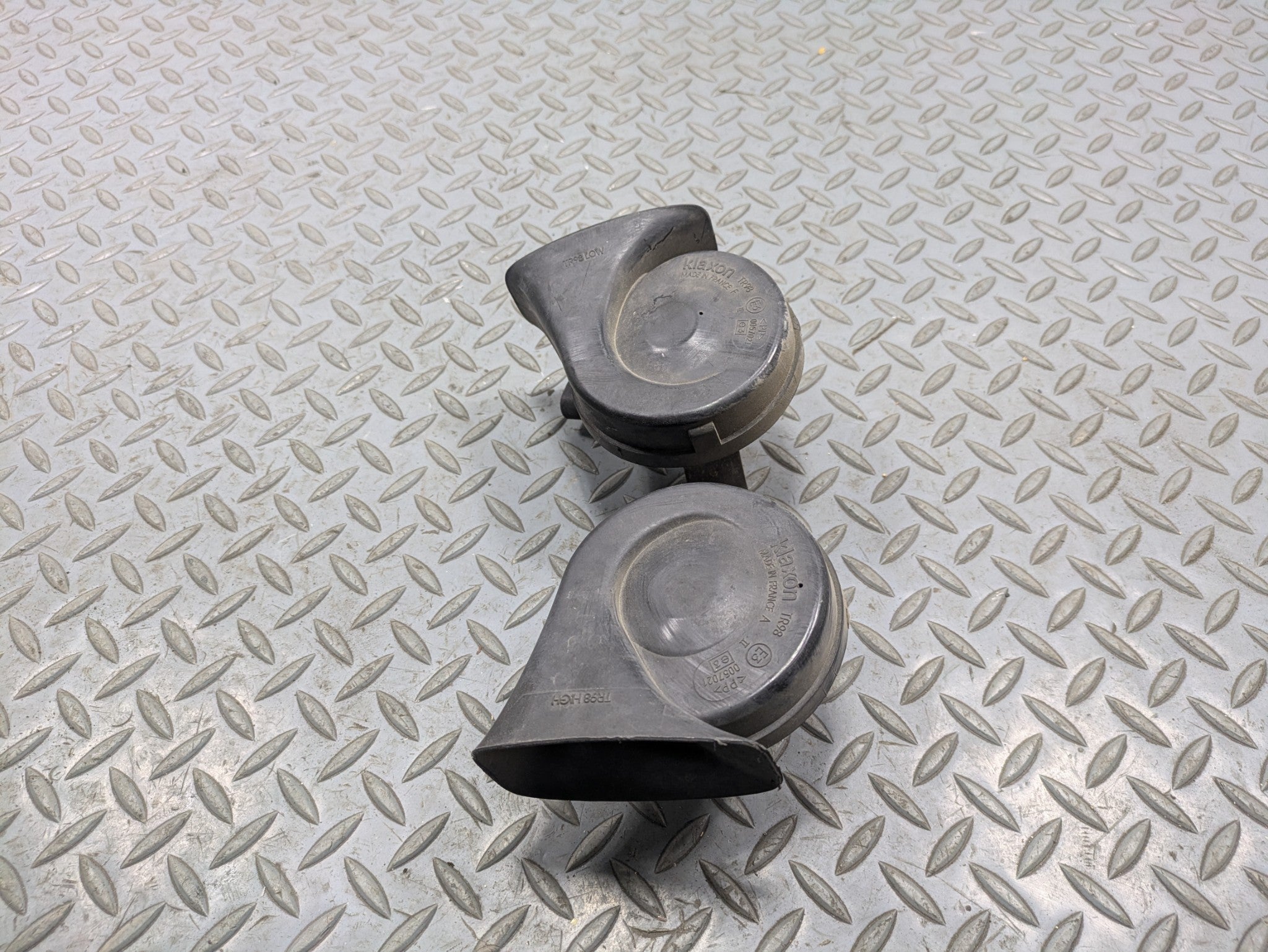 00 - 05 CADILLAC DEVILLE OEM LOW AND HIGH TONE PITCH NOTE SIGNAL HORN SET OF 2