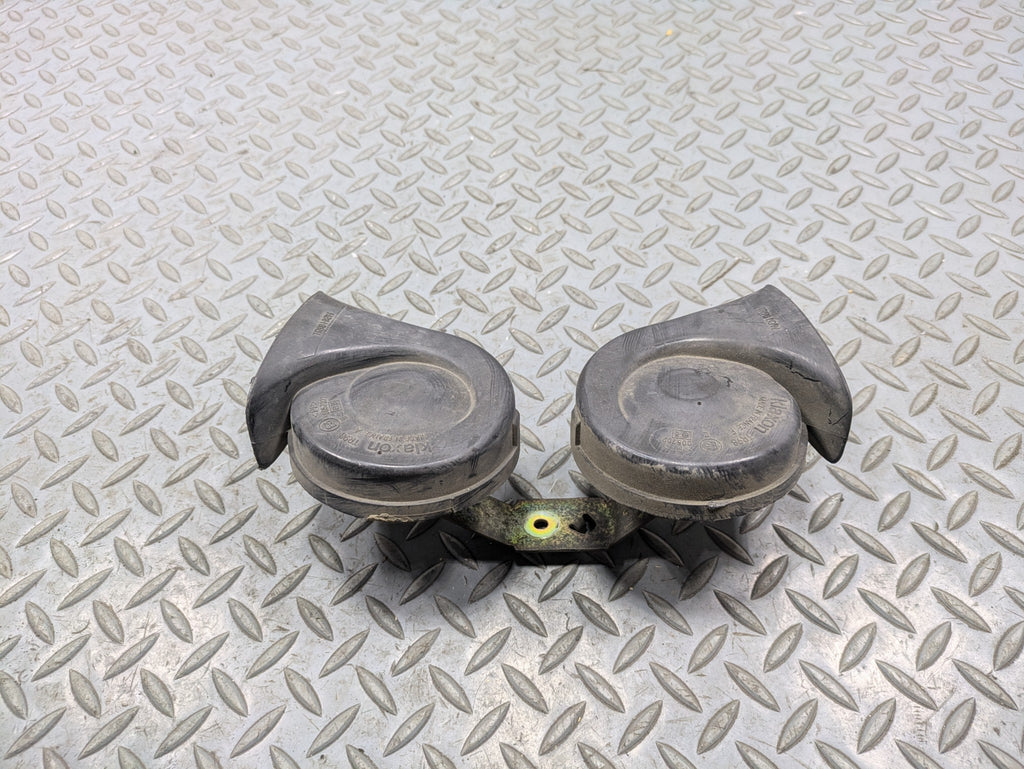 00 - 05 CADILLAC DEVILLE OEM LOW AND HIGH TONE PITCH NOTE SIGNAL HORN SET OF 2