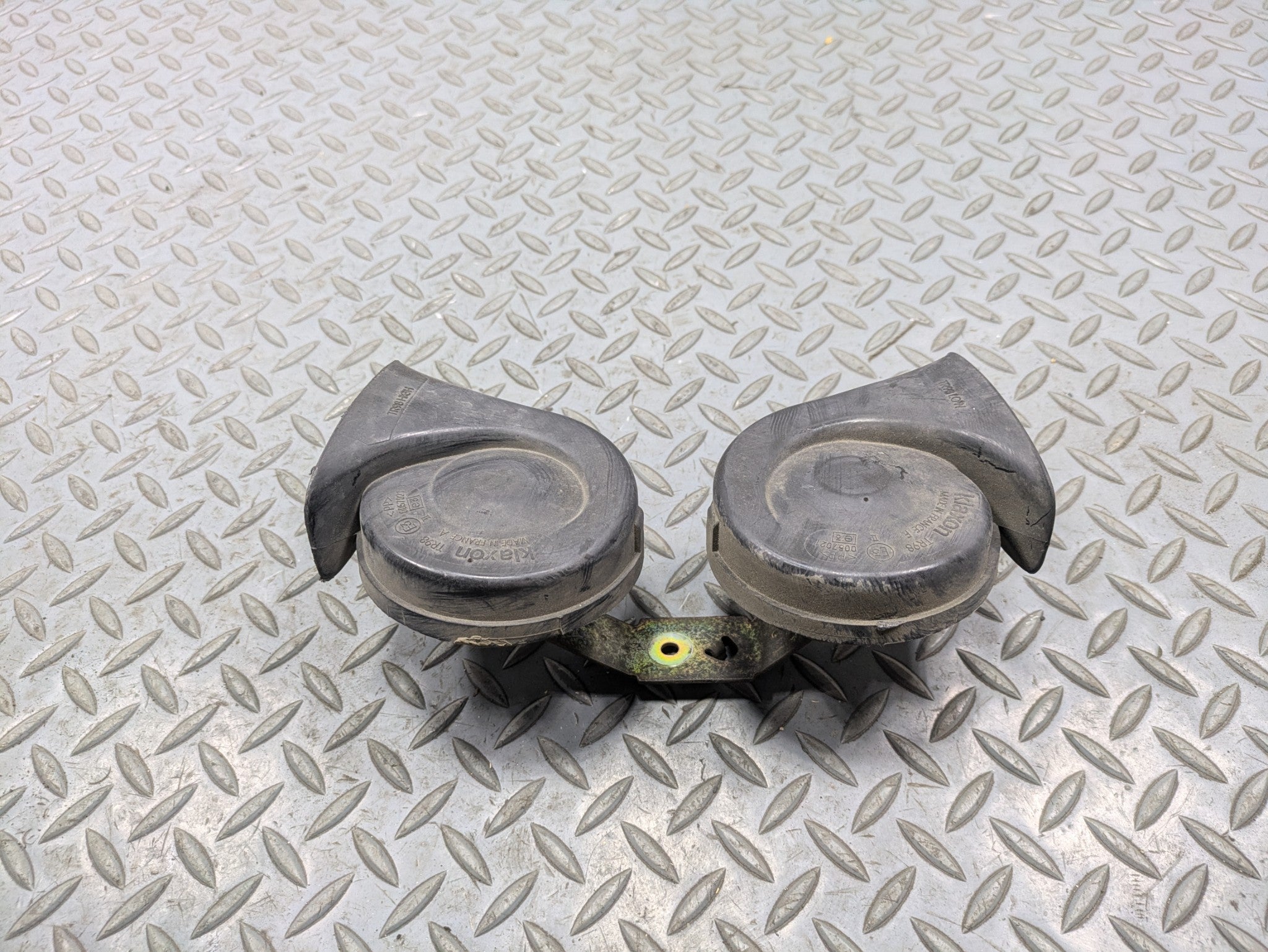 00 - 05 CADILLAC DEVILLE OEM LOW AND HIGH TONE PITCH NOTE SIGNAL HORN SET OF 2