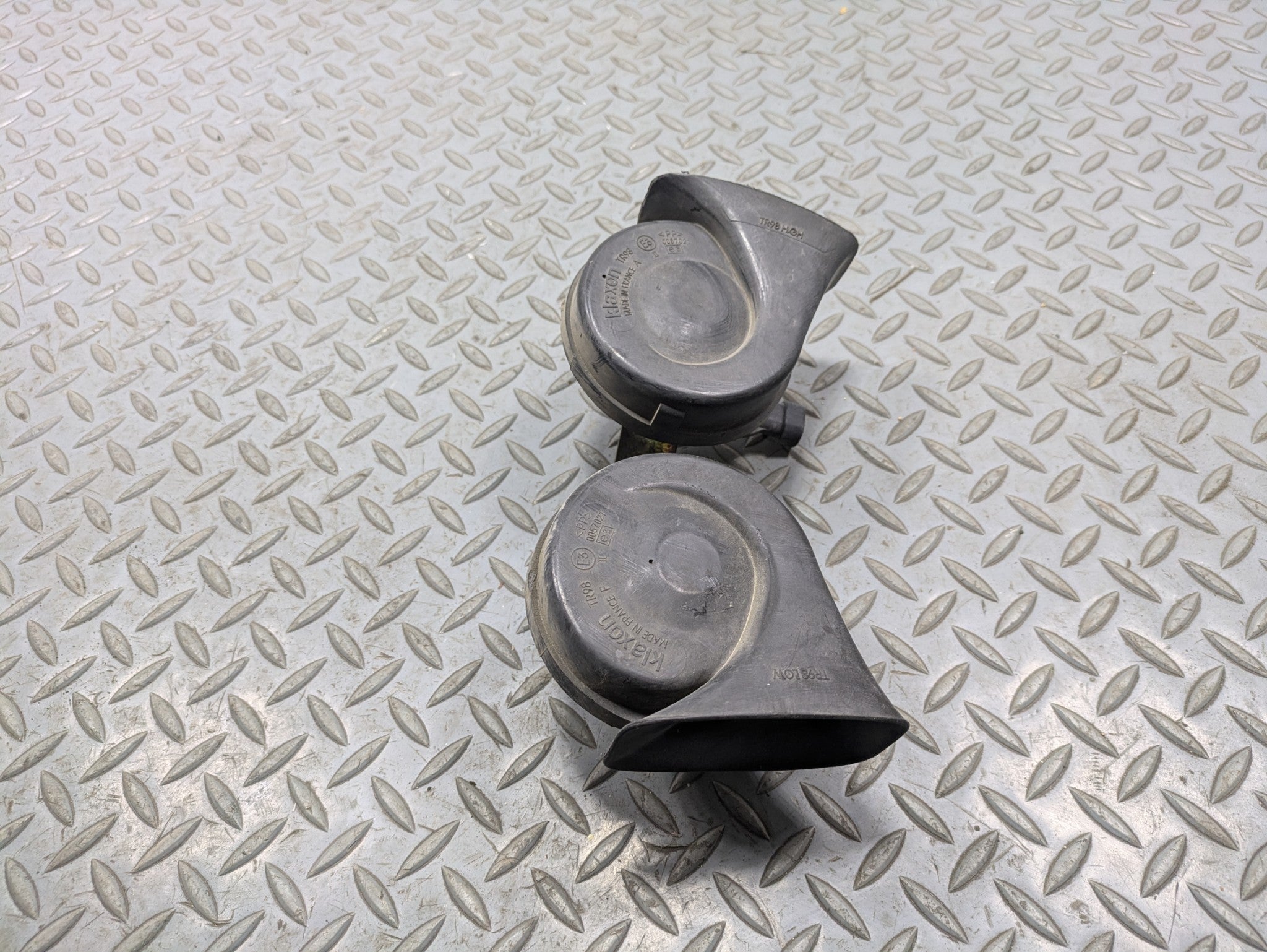 00 - 05 CADILLAC DEVILLE OEM LOW AND HIGH TONE PITCH NOTE SIGNAL HORN SET OF 2