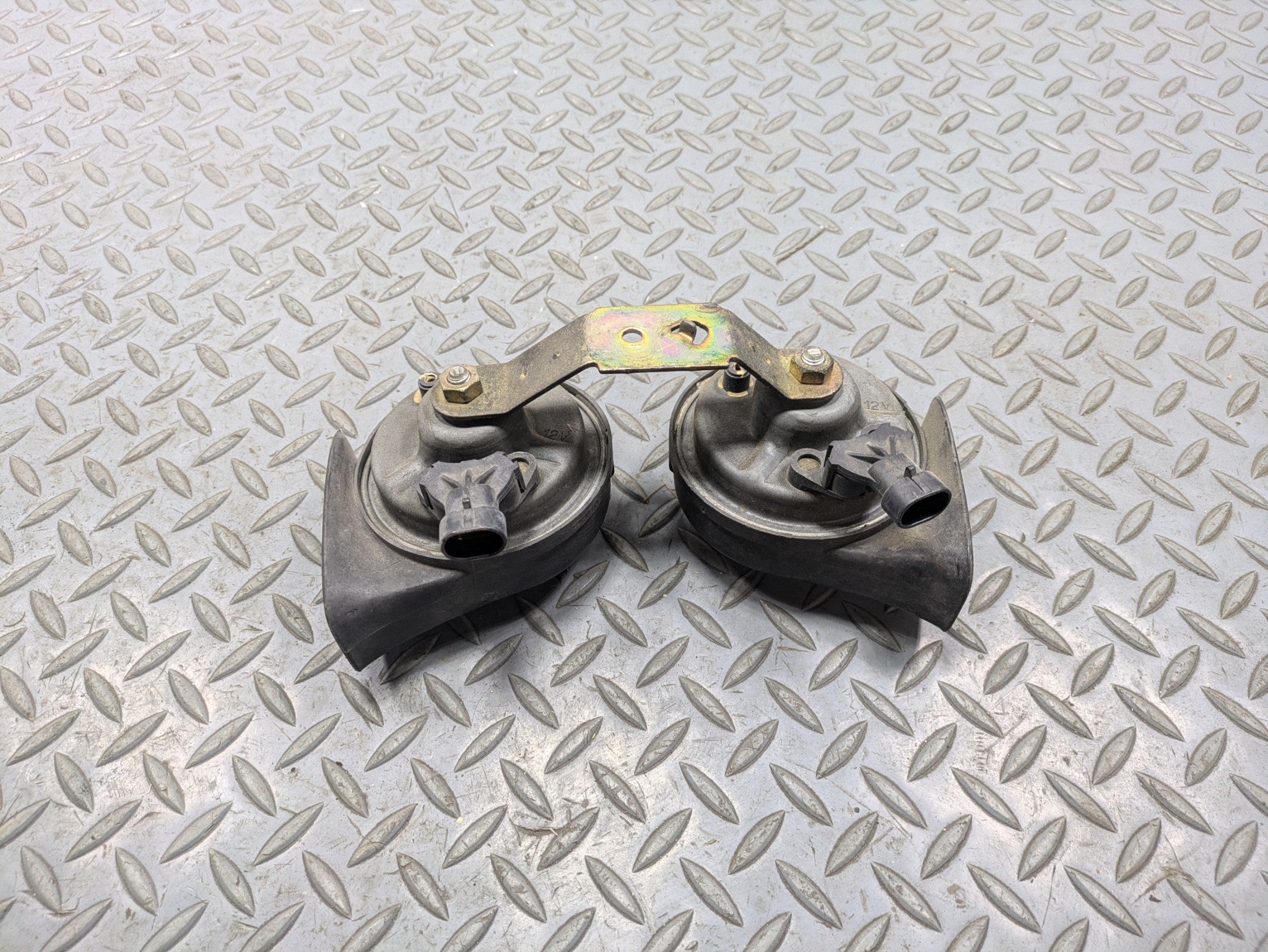 00 - 05 CADILLAC DEVILLE OEM LOW AND HIGH TONE PITCH NOTE SIGNAL HORN SET OF 2