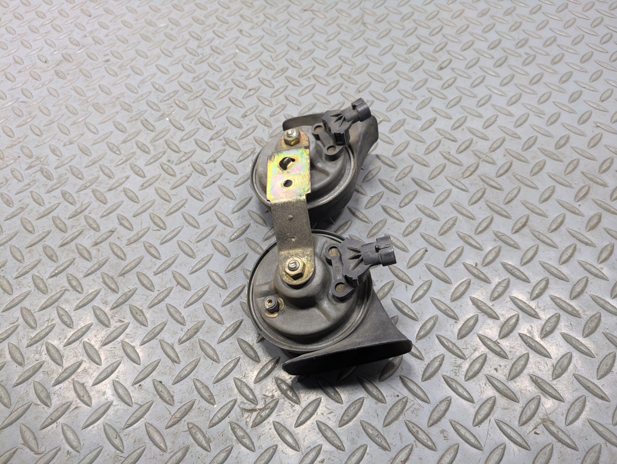 00 - 05 CADILLAC DEVILLE OEM LOW AND HIGH TONE PITCH NOTE SIGNAL HORN SET OF 2