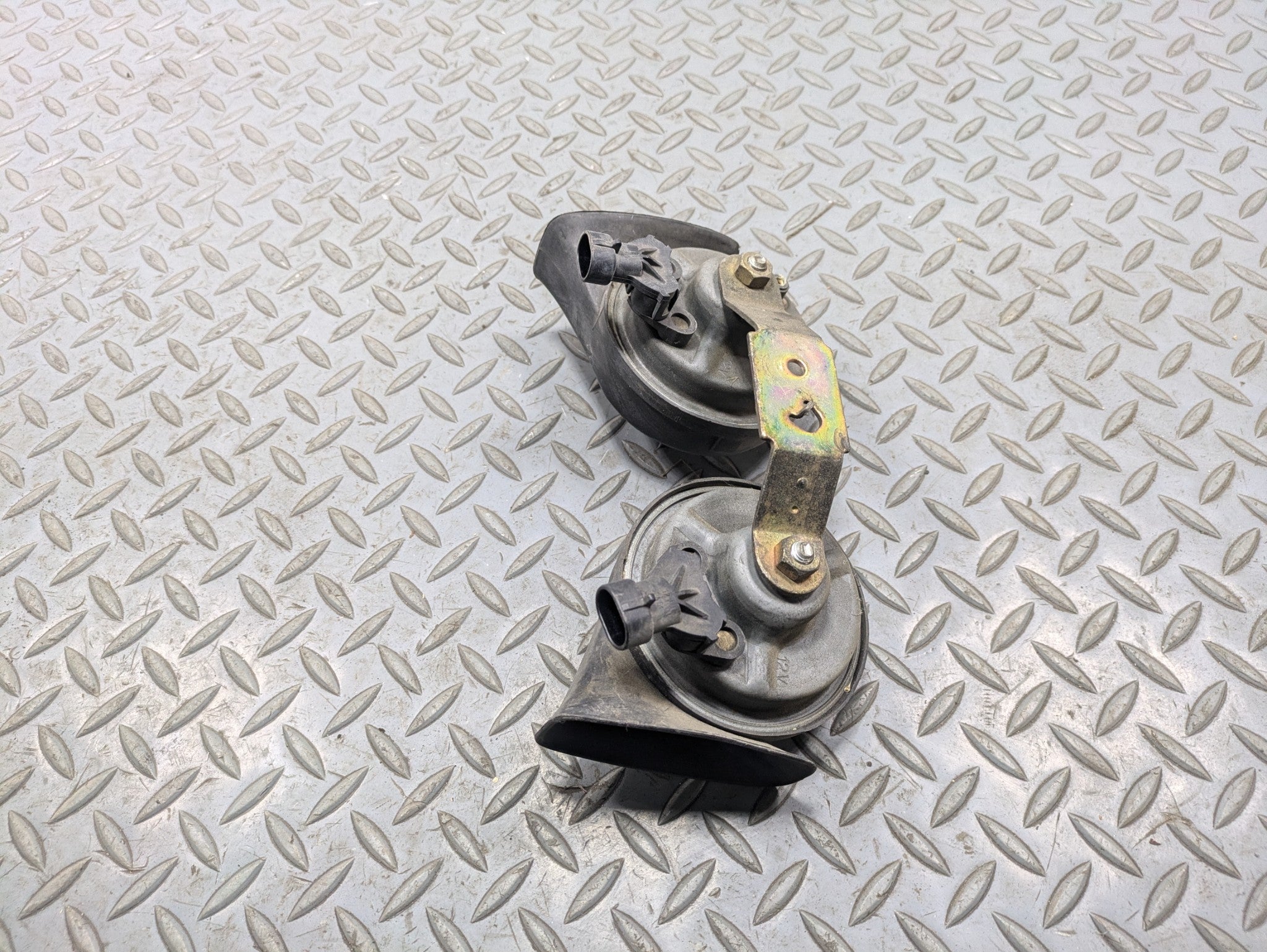 00 - 05 CADILLAC DEVILLE OEM LOW AND HIGH TONE PITCH NOTE SIGNAL HORN SET OF 2
