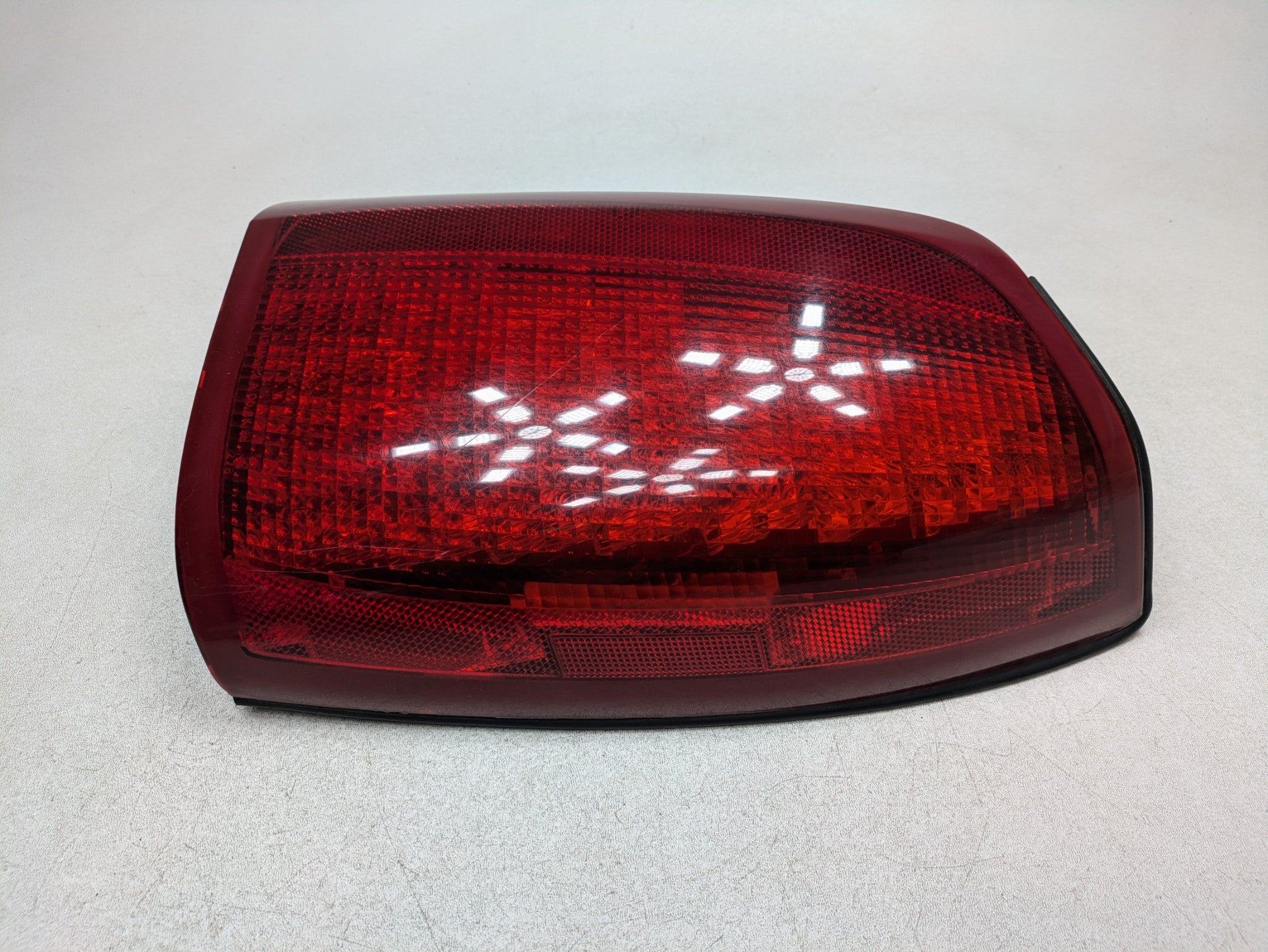 00 - 05 CADILLAC DEVILLE OEM TAIL LIGHT ASSEMBLY OUTER REAR RIGHT PASSENGER SIDE
