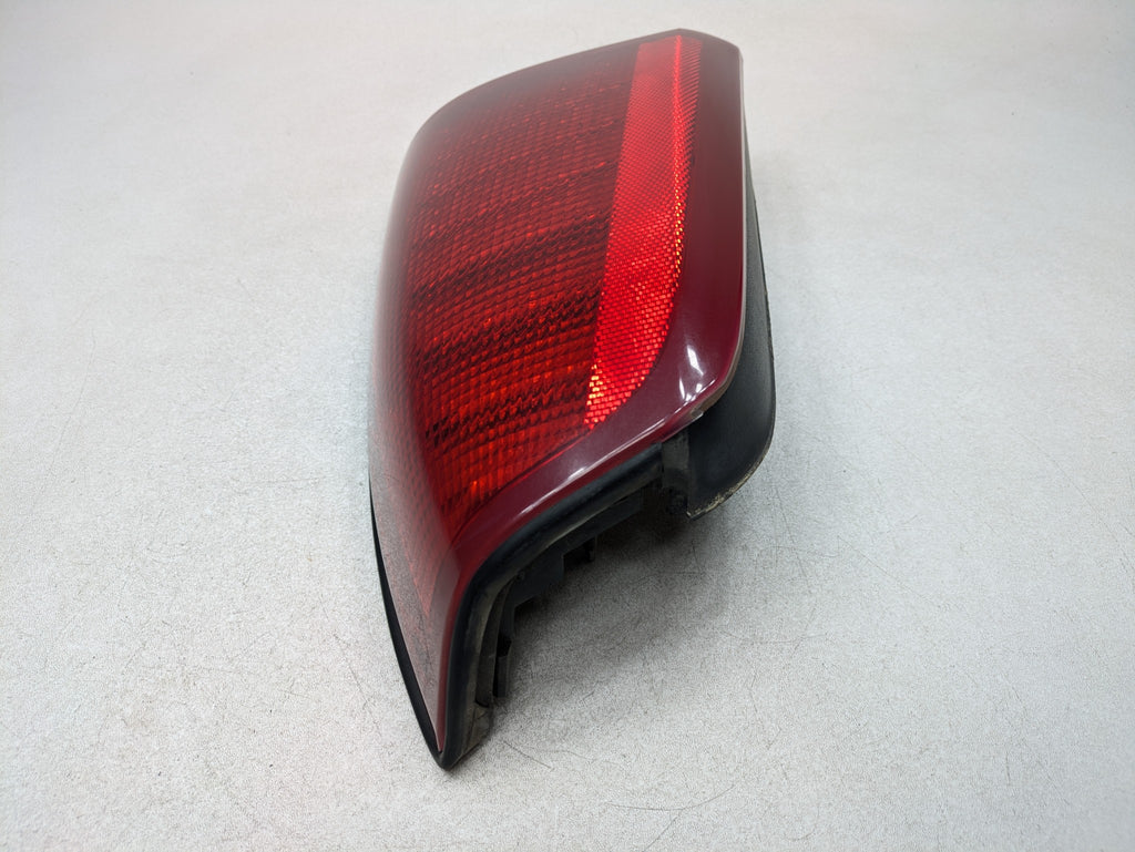 00 - 05 CADILLAC DEVILLE OEM TAIL LIGHT ASSEMBLY OUTER REAR RIGHT PASSENGER SIDE