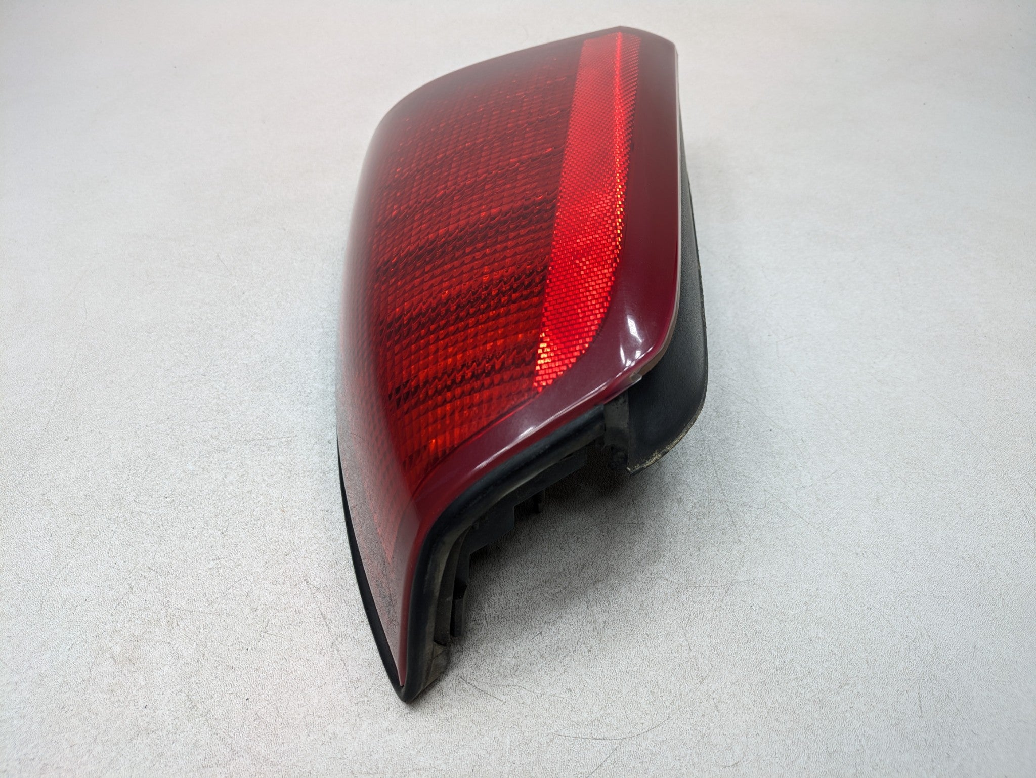 00 - 05 CADILLAC DEVILLE OEM TAIL LIGHT ASSEMBLY OUTER REAR RIGHT PASSENGER SIDE