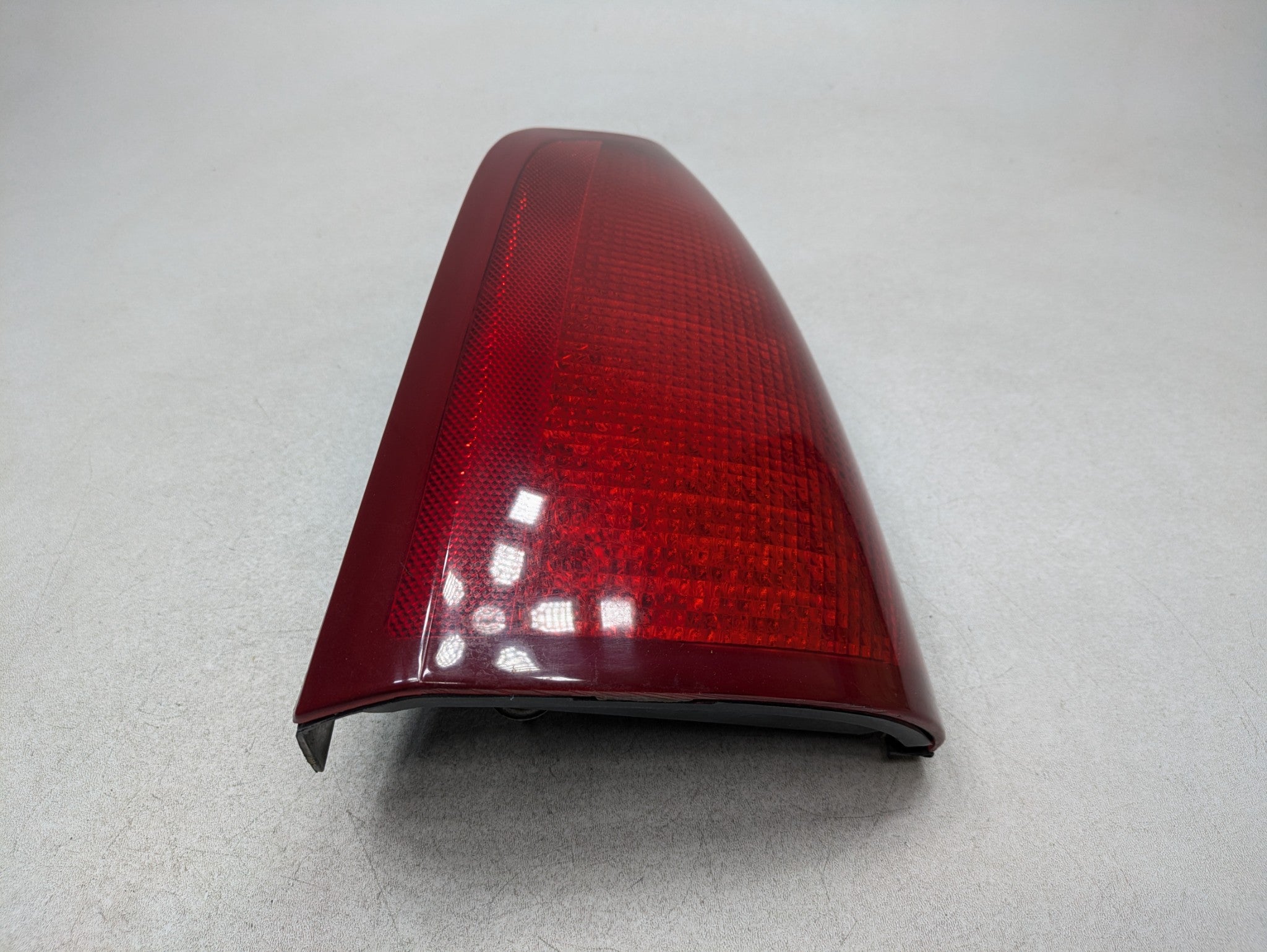 00 - 05 CADILLAC DEVILLE OEM TAIL LIGHT ASSEMBLY OUTER REAR RIGHT PASSENGER SIDE