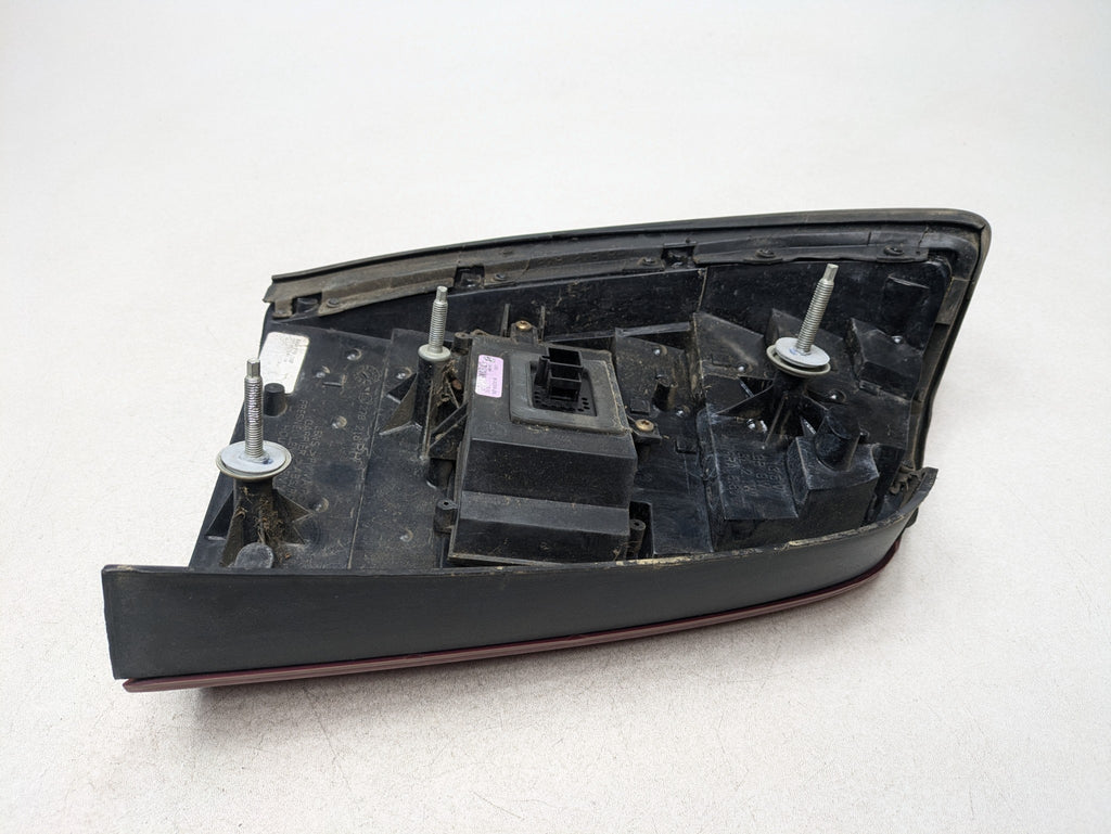 00 - 05 CADILLAC DEVILLE OEM TAIL LIGHT ASSEMBLY OUTER REAR RIGHT PASSENGER SIDE