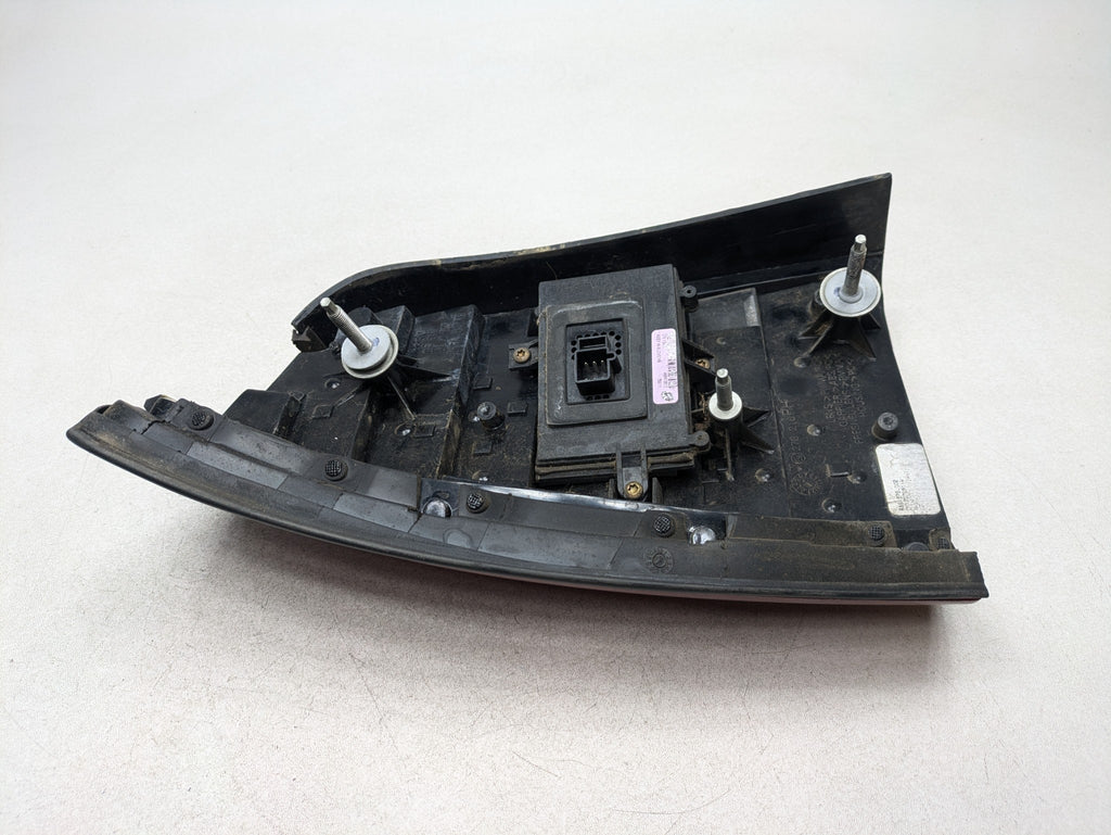 00 - 05 CADILLAC DEVILLE OEM TAIL LIGHT ASSEMBLY OUTER REAR RIGHT PASSENGER SIDE