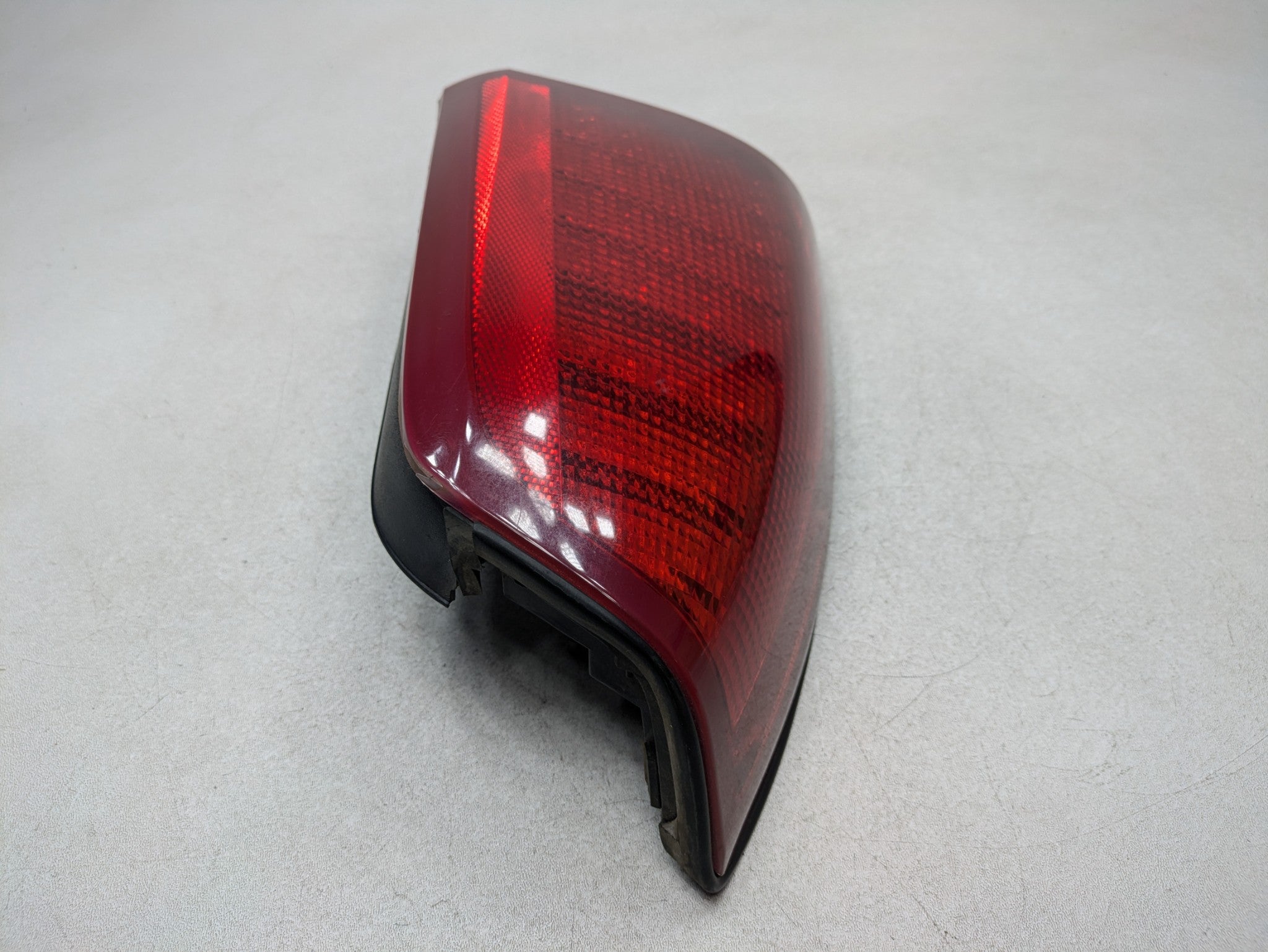 2000 - 2005 CADILLAC DEVILLE OEM TAIL LIGHT ASSEMBLY OUTER REAR LEFT DRIVER SIDE